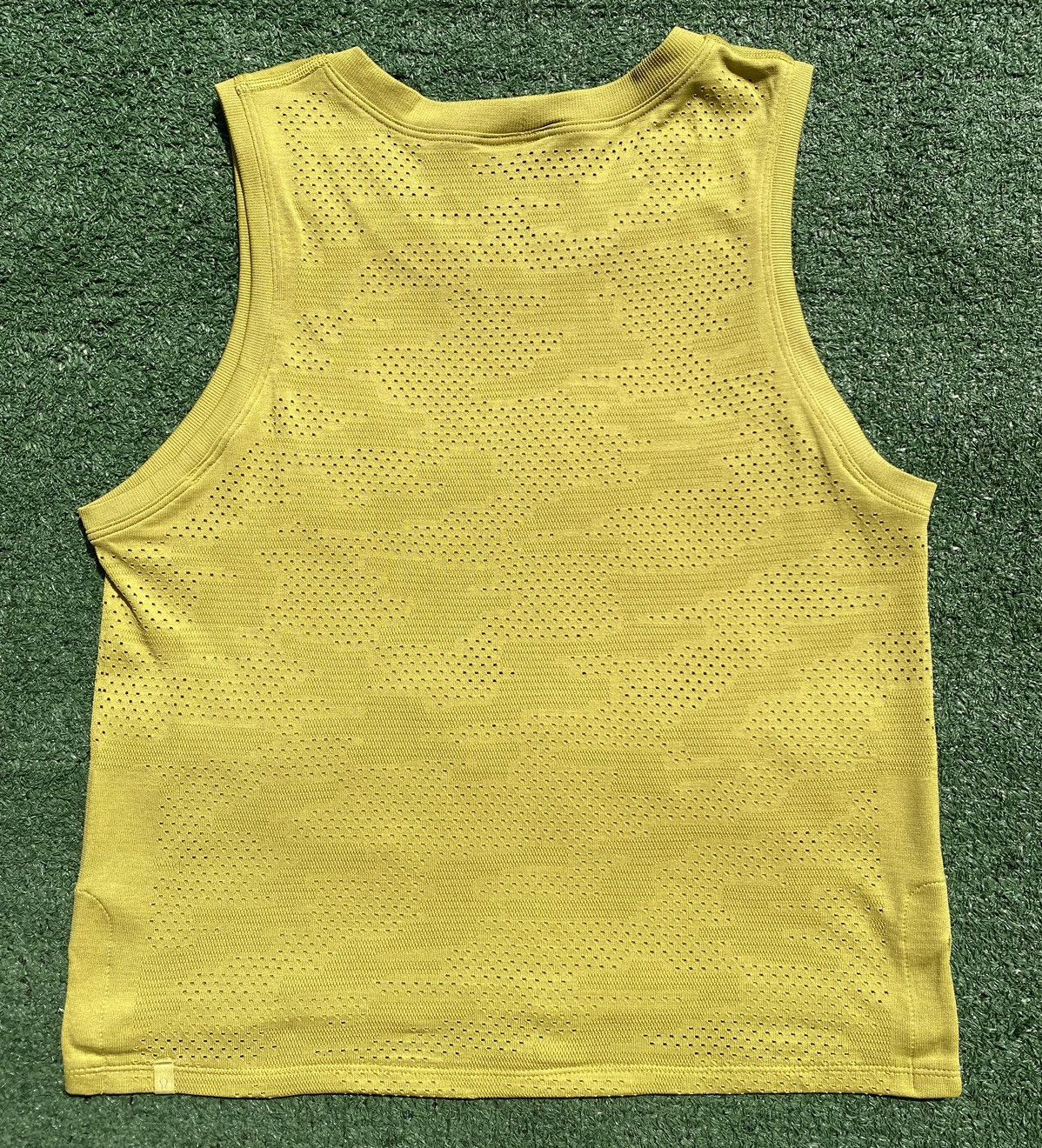 Lululemon Lululemon Train Camo Yellow Pear Green Cropped Tank Top Size S / US 4 / IT 40 - 4 Thumbnail