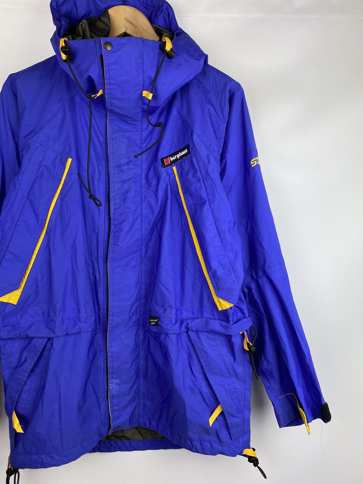 Berghaus × Vintage Berghaus vintage gore Tex thunderflash Jacket size S Size US S / EU 44-46 / 1 - 3 Thumbnail
