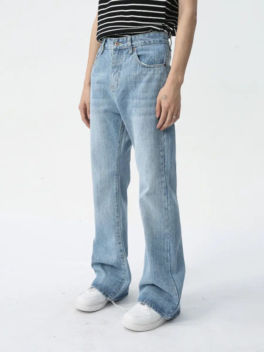 Retro loose light colored micro flared jeans