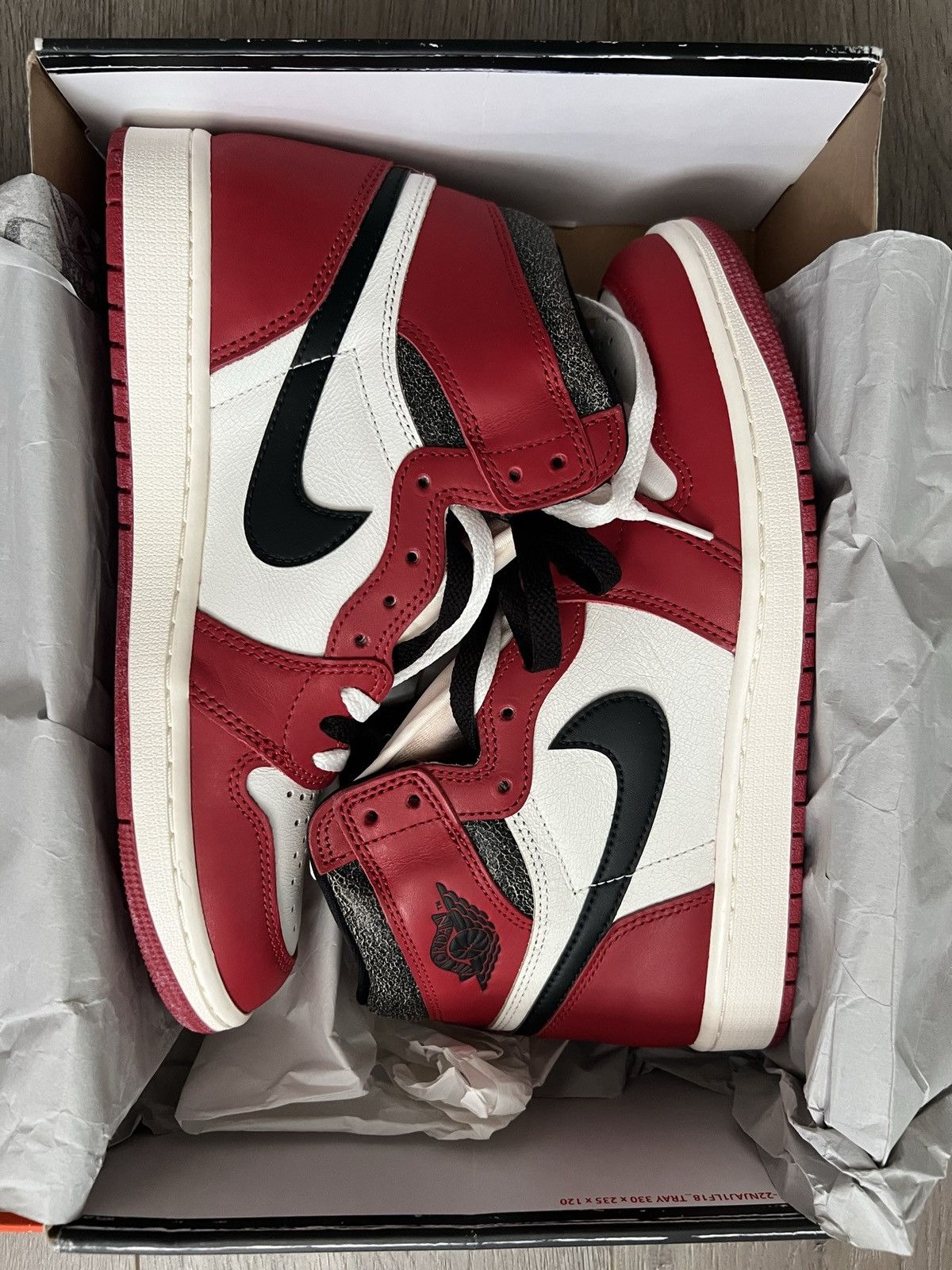 Jordan Brand Jordan 1 Retro High OG Chicago Lost and Found 10 Size US 10 / EU 43 - 3 Thumbnail