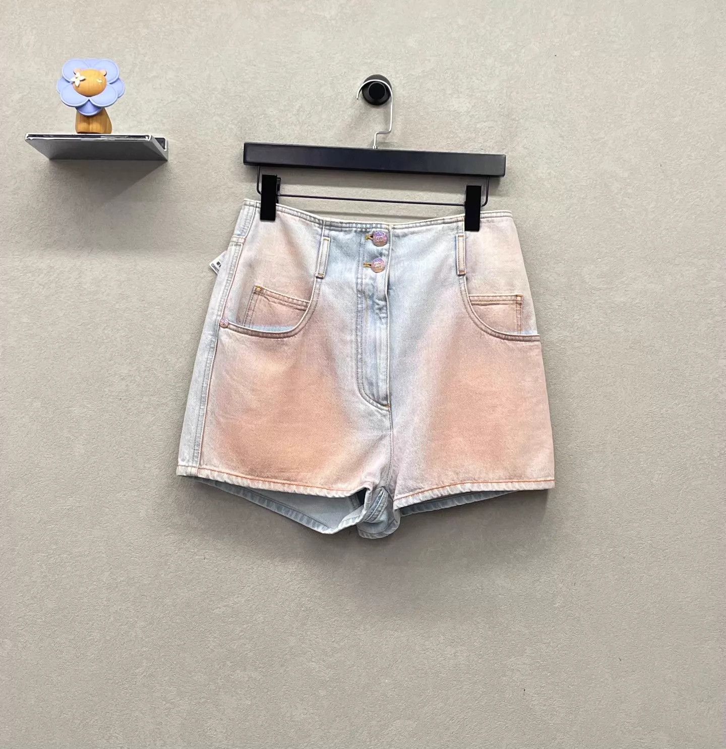 Chanel CHANEL Women's Gradient Blush Straight-Leg Denim Shorts Size 28" / US 6 / IT 42 - 1 Thumbnail