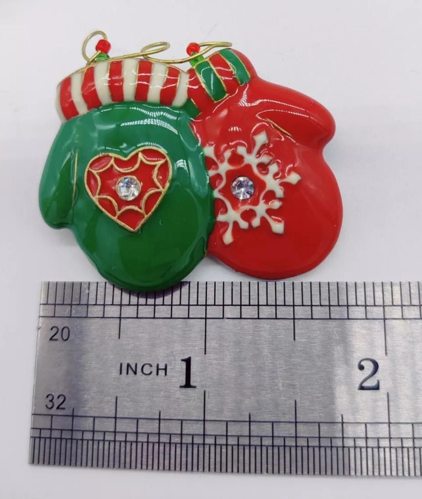 The Unbranded Brand Vintage Christmas Figural Mittens Brooch Pin Snowflake Heart Size ONE SIZE - 4 Thumbnail