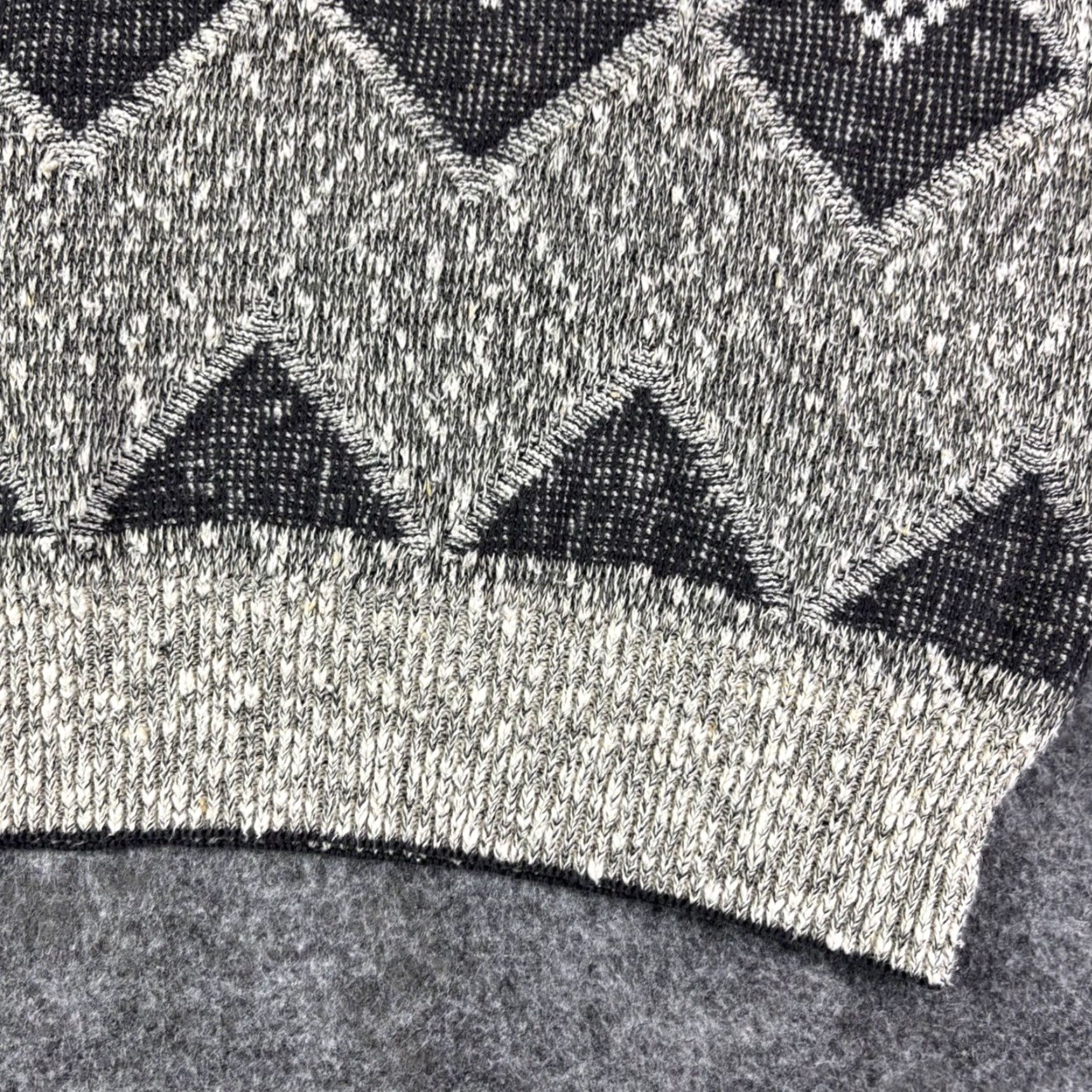 Vintage VINTAGE CEZAR Men's Geometric Pattern Knit Sweater L 90s Gray Crew Neck Pullover Tight-Knit Graphic Print Casual Winter Fall Size US L / EU 52-54 / 3 - 6 Thumbnail