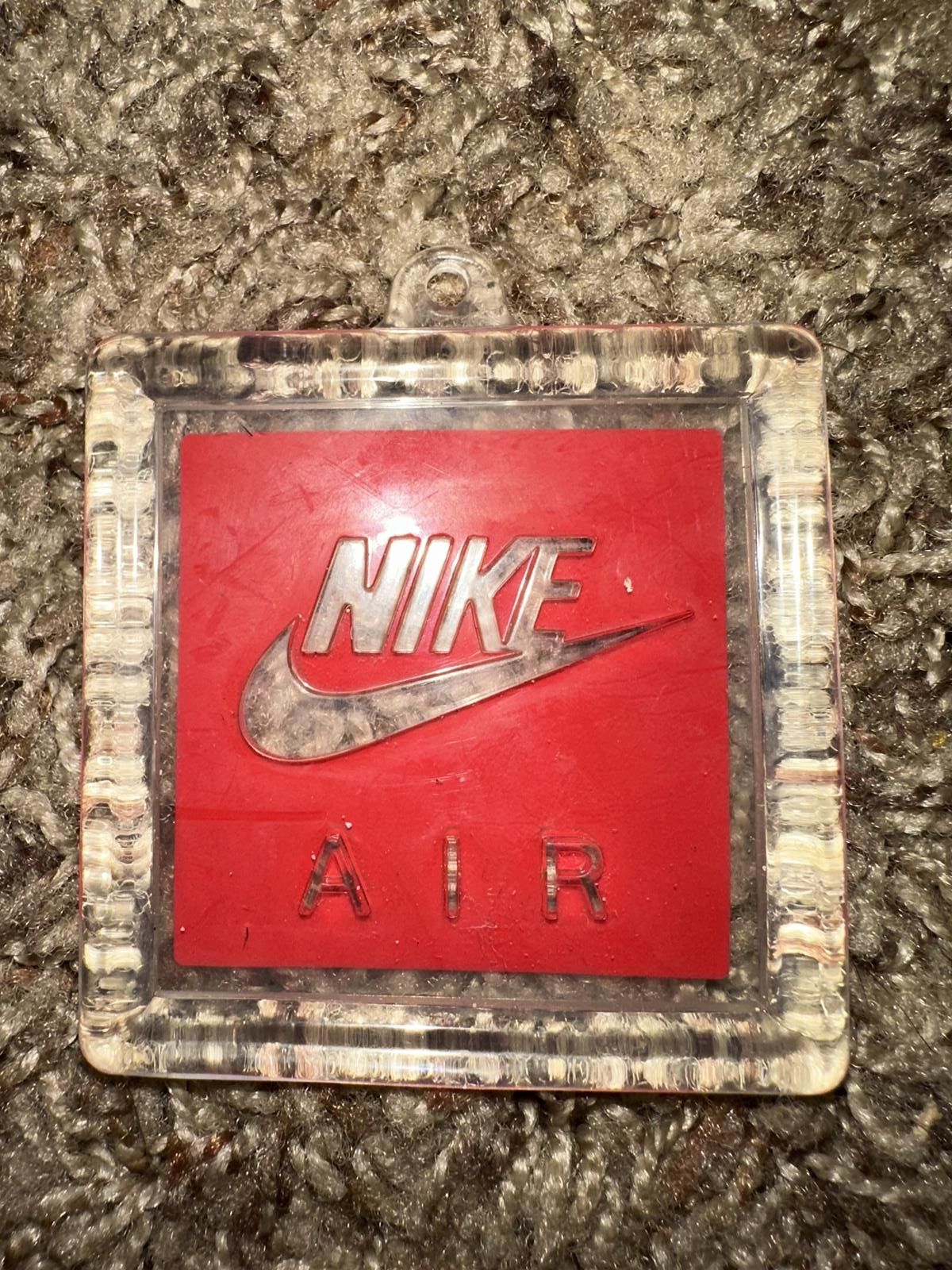 Nike Nike Air Logo Hangtag Size US 9 / EU 42 - 1 Thumbnail