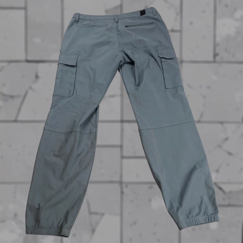 Vuori Vuori Mens Pants 33 Blue Gray Meta Cargo Jogger Cuff Tapered Athletic Style Jogger Mens Blue 33 Pants Size US 33 - 1 Thumbnail