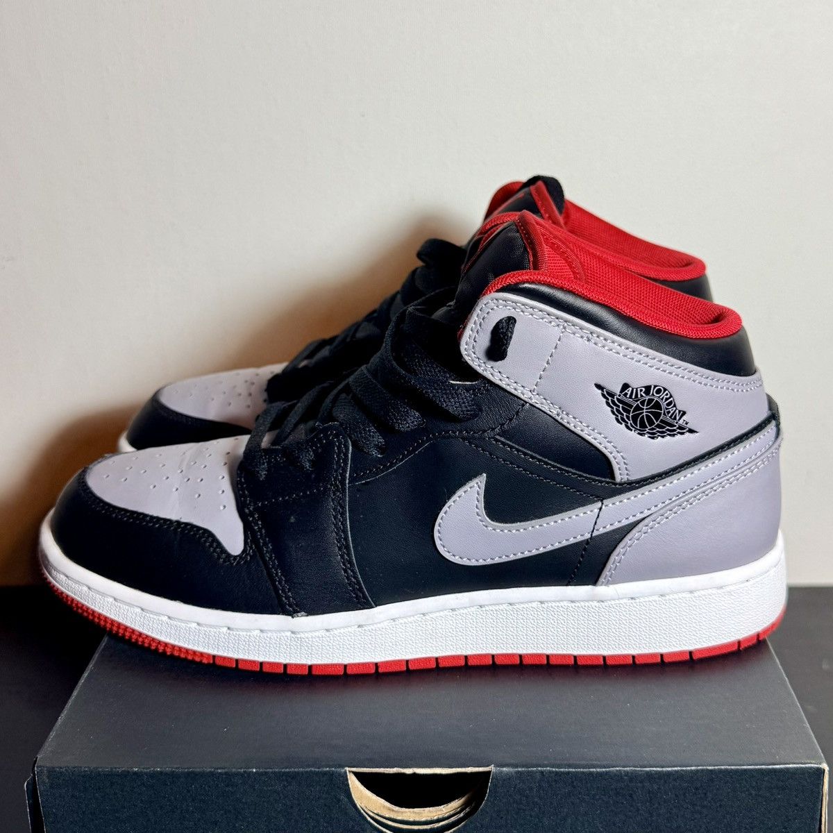 Nike Jordan 1 Mid GS (BIG KIDS) Size US 6.5 / EU 39-40 - 4 Thumbnail