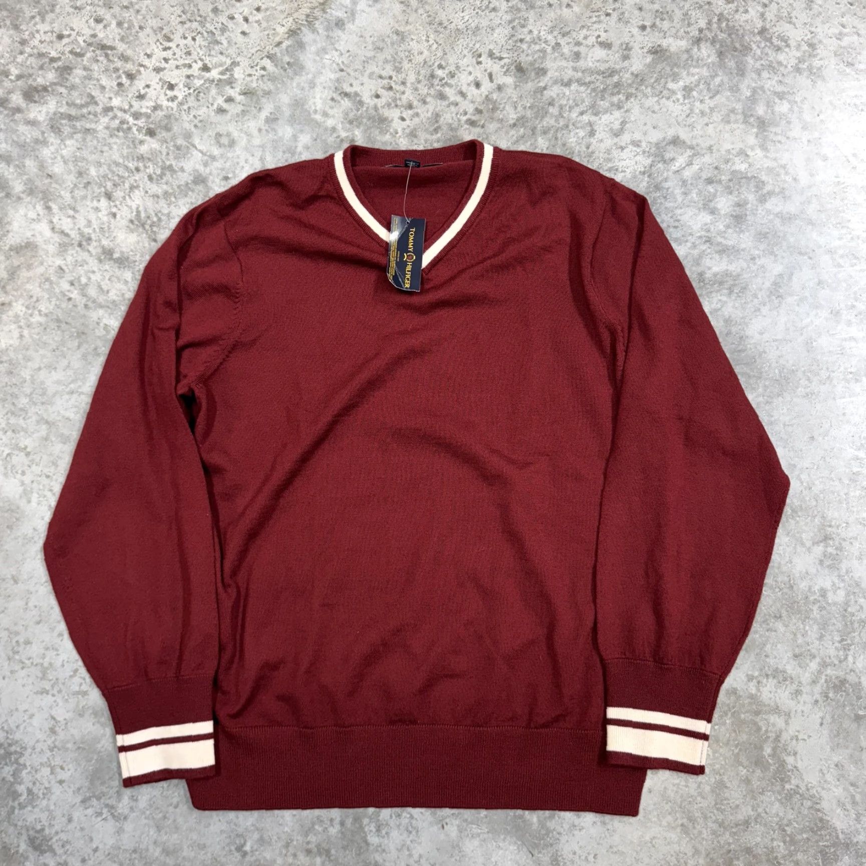 Tommy Hilfiger VINTAGE Tommy Hilfiger Sweater Mens Large Red Merino Wool V Neck Knit Pullover Classic Size US L / EU 52-54 / 3 - 3 Thumbnail