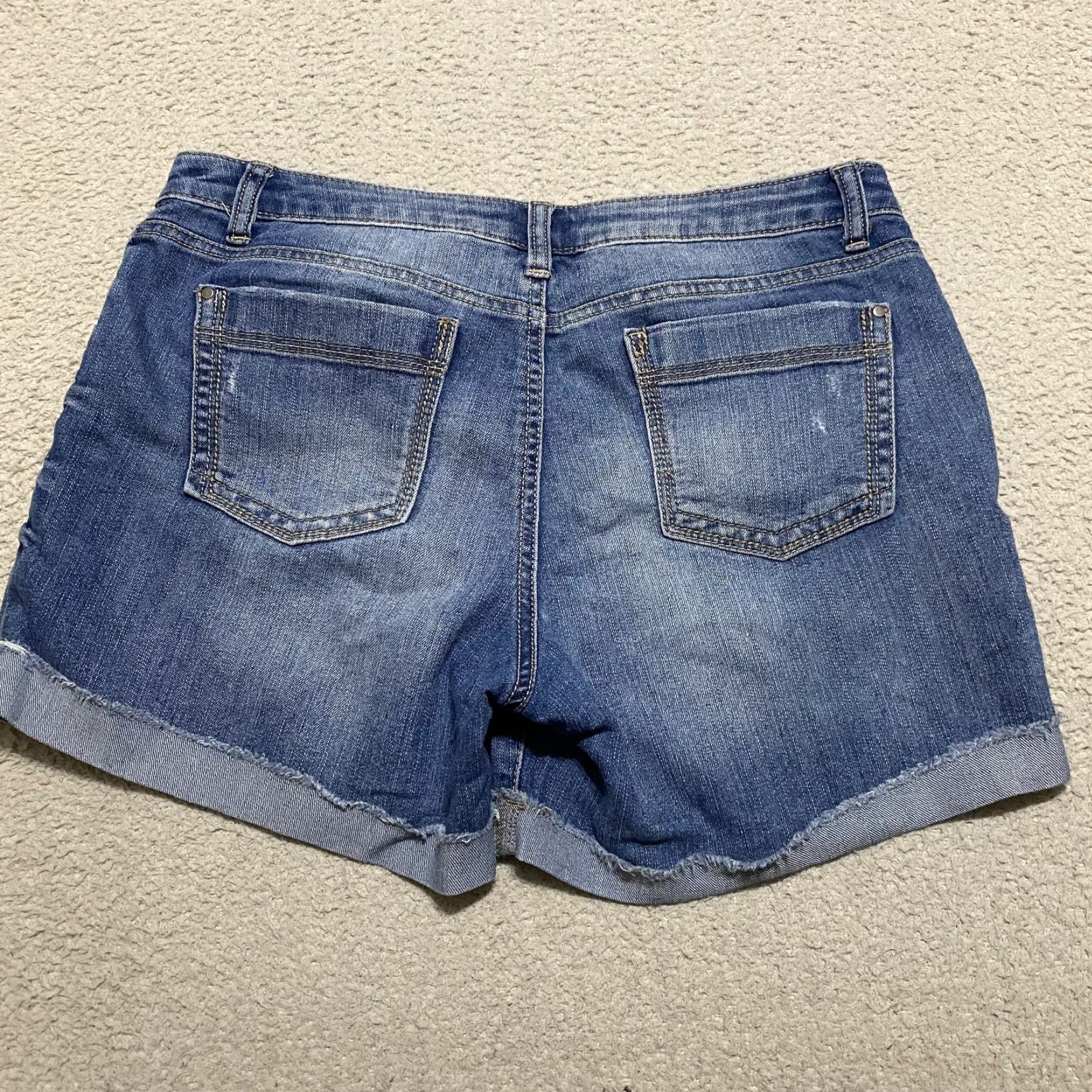 Apt. 9 Apt. 9 Shorts Womens 10 Blue Denim Medium Wash Modern Distress Cut Off Inseam 4" Size 32" / US 10 / IT 46 - 2 Thumbnail