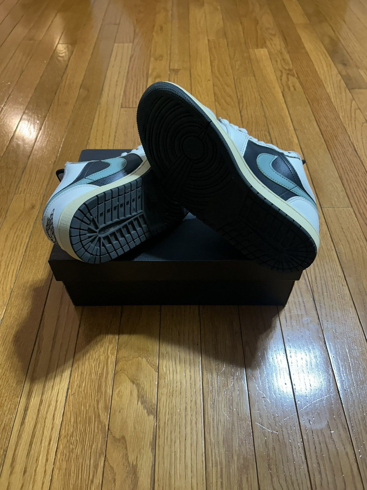 Jordan Brand Wmns Air Jordan 1 Low Jade Smoke Size US 7.5 / IT 37.5 - 7 Thumbnail