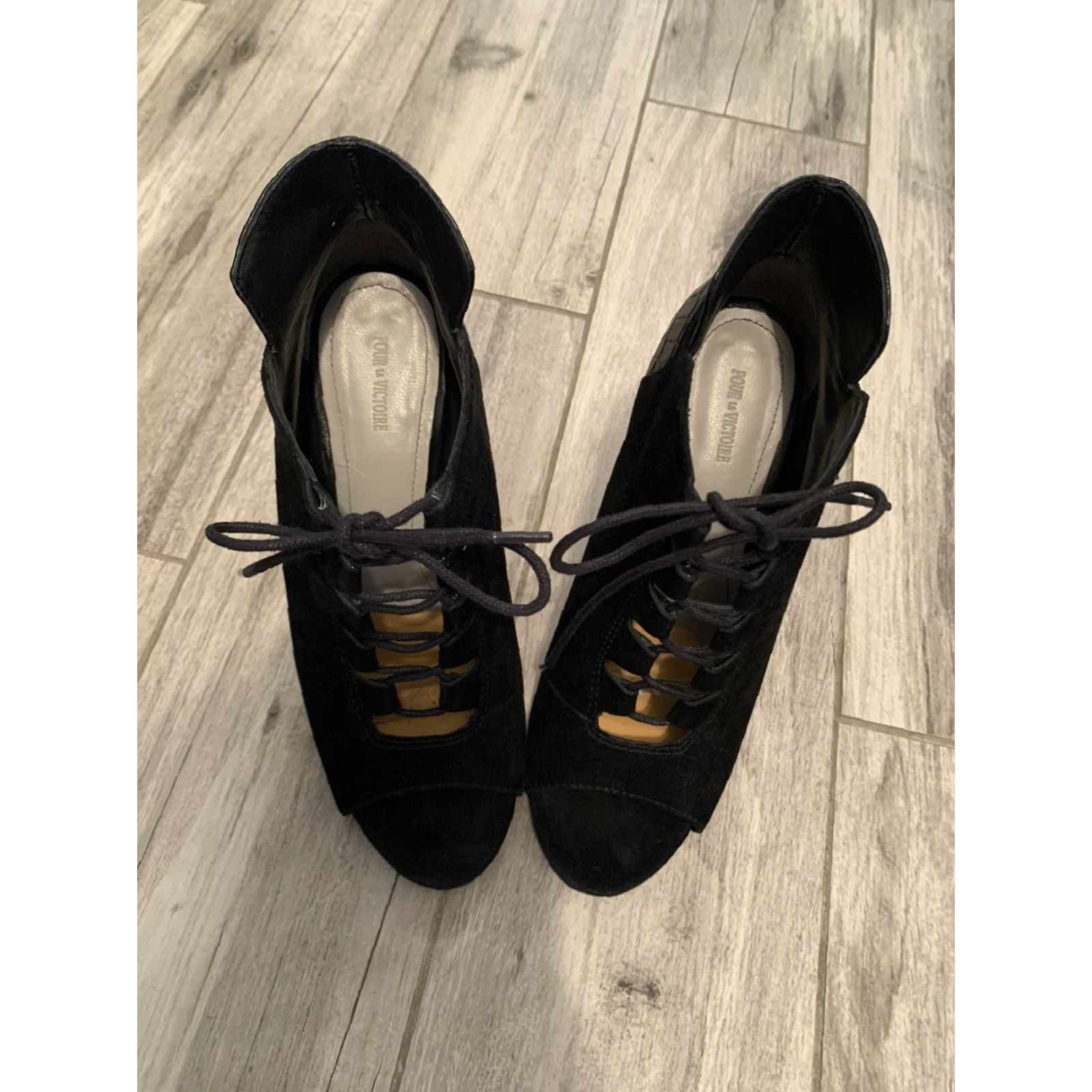 Vintage VINTAGE Pour La Victoire Vionne Lace-Up Peep-Toe Suede Embossed Black Ankle Booties 8.5 Women Modern Pump Heel 4 in+ Stiletto Size US 9 / IT 39 - 7 Thumbnail