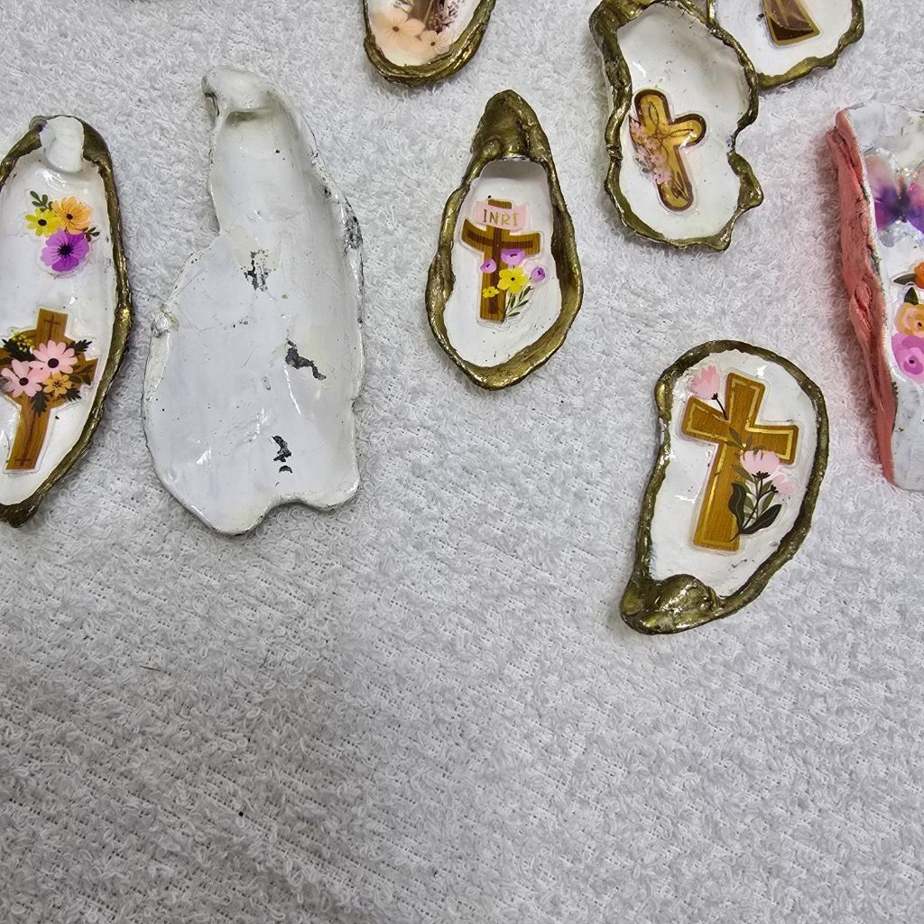 The Unbranded Brand Unbranded Decor Oyster Shells One Size White Gold Size ONE SIZE - 12 Thumbnail
