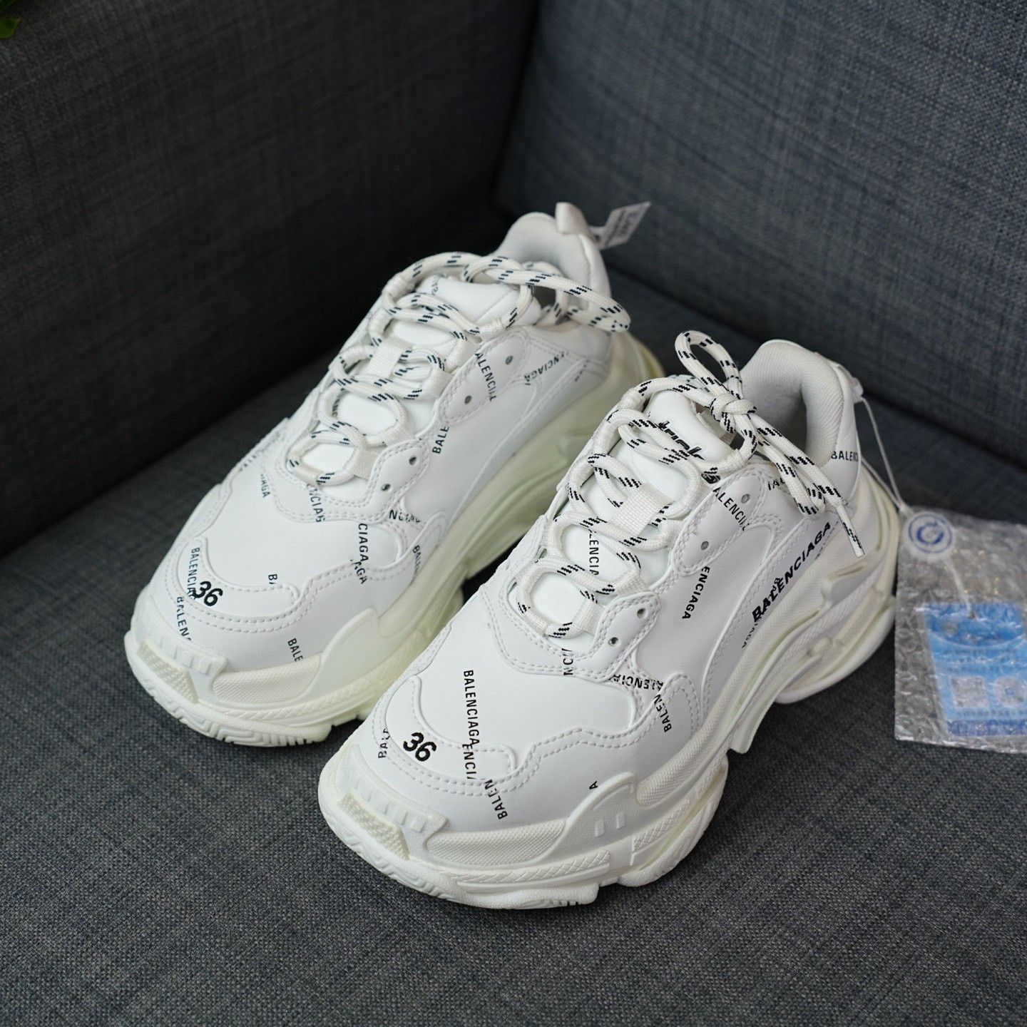 Balenciaga Balenciaga White Lowtop Sneakers us_6 Women Size US 6 / IT 36 - 1 Thumbnail