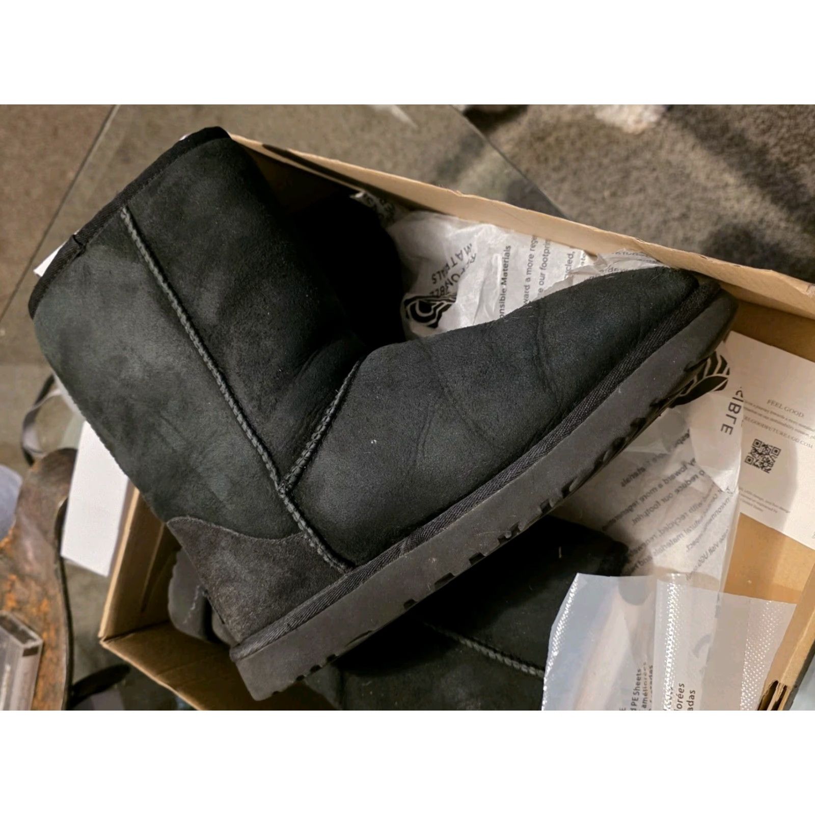 Ugg UGG Womens Classic Short Ii Boots Black 8 Leather Fur Snow Boot Casual Womens 2018 Classic Short Ii Boots Size 30" / US 8 / IT 44 - 3 Thumbnail