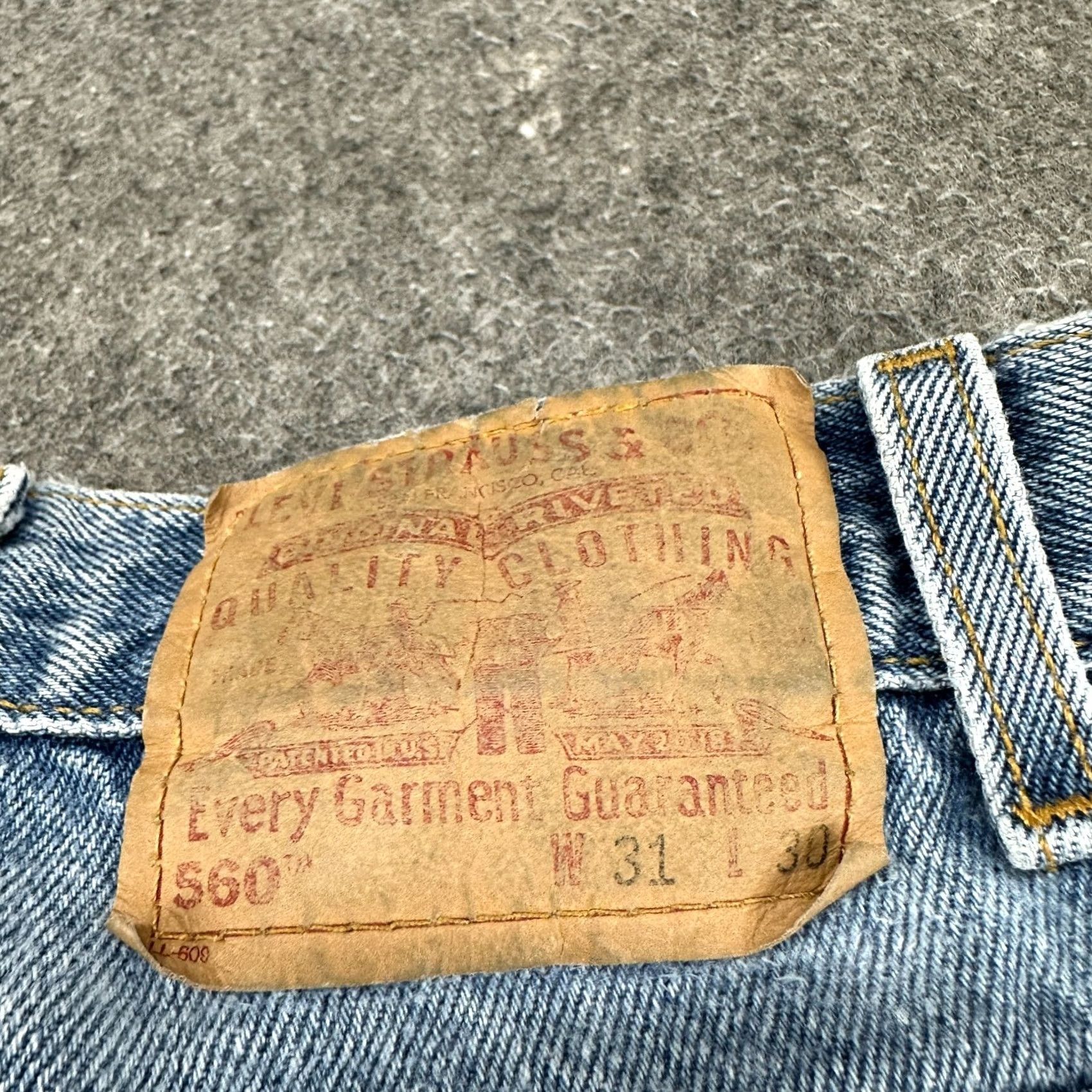 Levi's VINTAGE Levi's 560 Jeans Men 31 30 Blue Light Wash Tapered Relaxed 90s Denim 5-Pocket Logo Zipper Buttons Mens Size US 31 - 3 Thumbnail