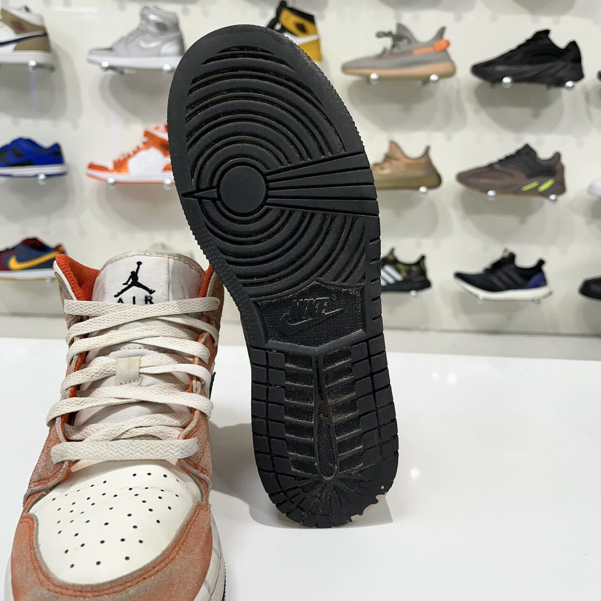 Nike Air Jordan 1 Mid SE Orange Suede (GS) Size US 5 / EU 37 - 11 Thumbnail