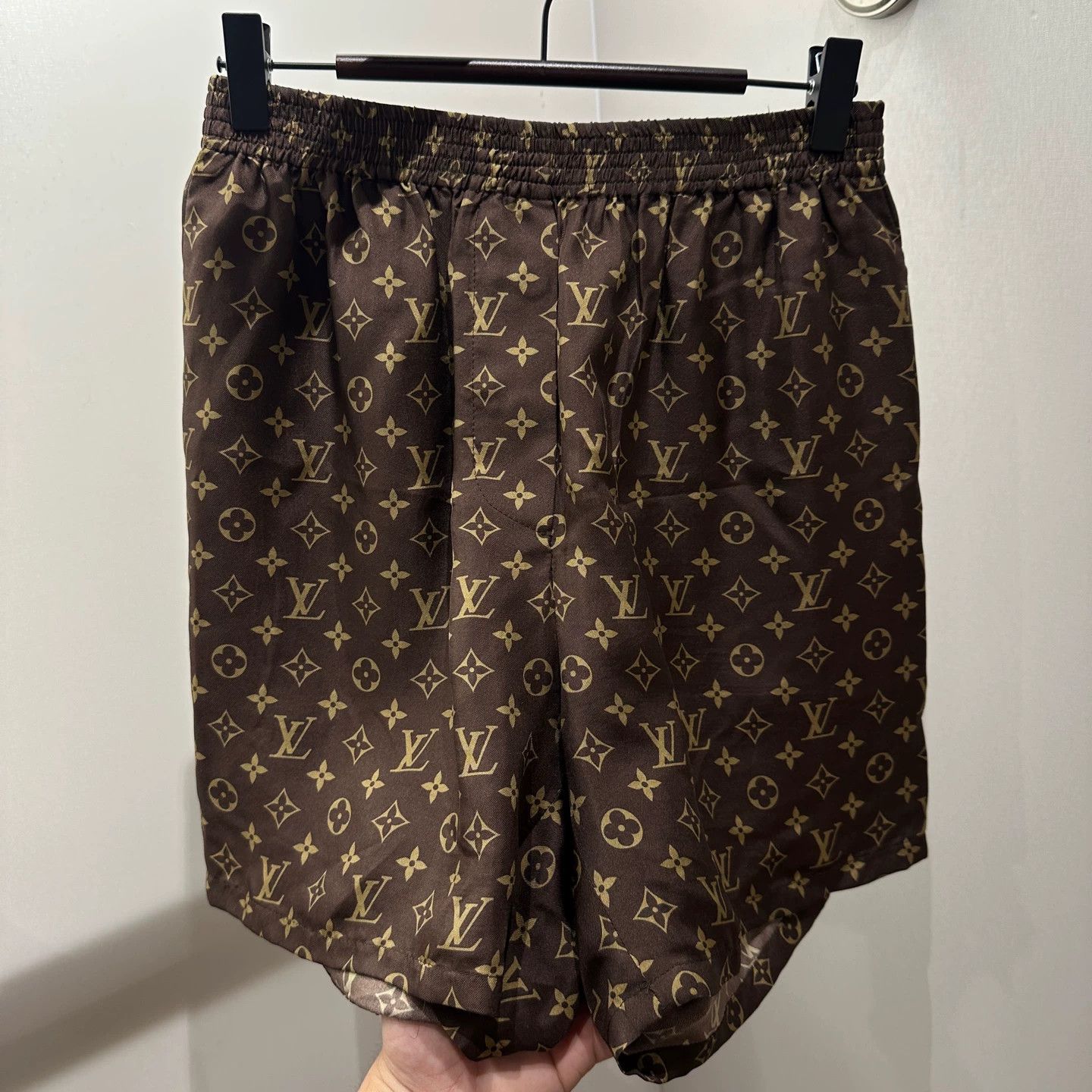 Louis Vuitton Louis Vuitton Monogram All-Over Silk Shorts 34 Size 25" / US 0 / IT 36 - 6 Thumbnail