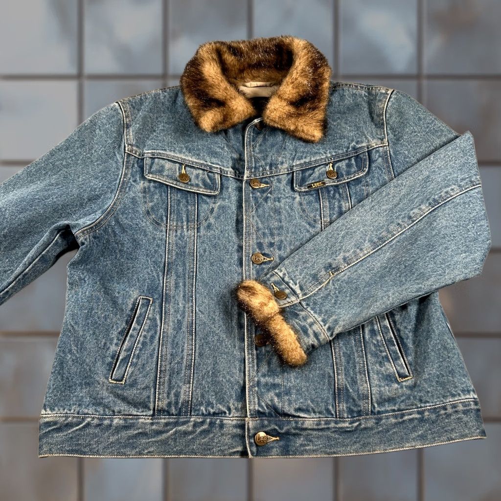 VINTAGE Lee Jacket Mens Blue Denim Faux Fur Collar Made Hong Kong 90s