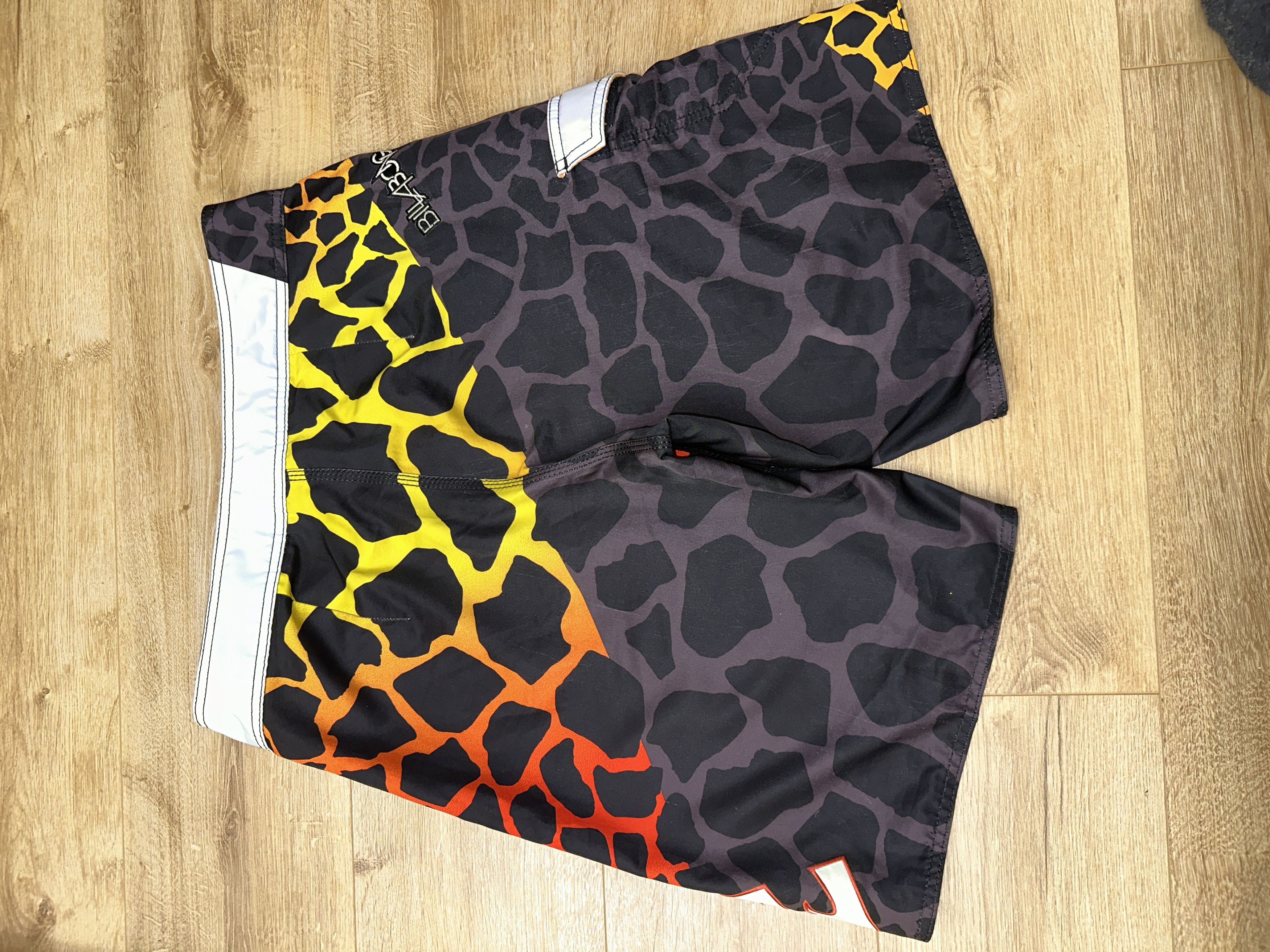 Billabong Billabong Taj Burrow Series Surf Swim Giraffe Print Size 33 Size US 33 - 7 Thumbnail