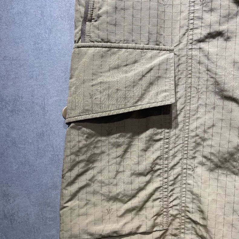 Louis Vuitton Louis Vuitton size US 46 Cargo shorts with full logo shorts Size US 30 / EU 46 - 5 Thumbnail