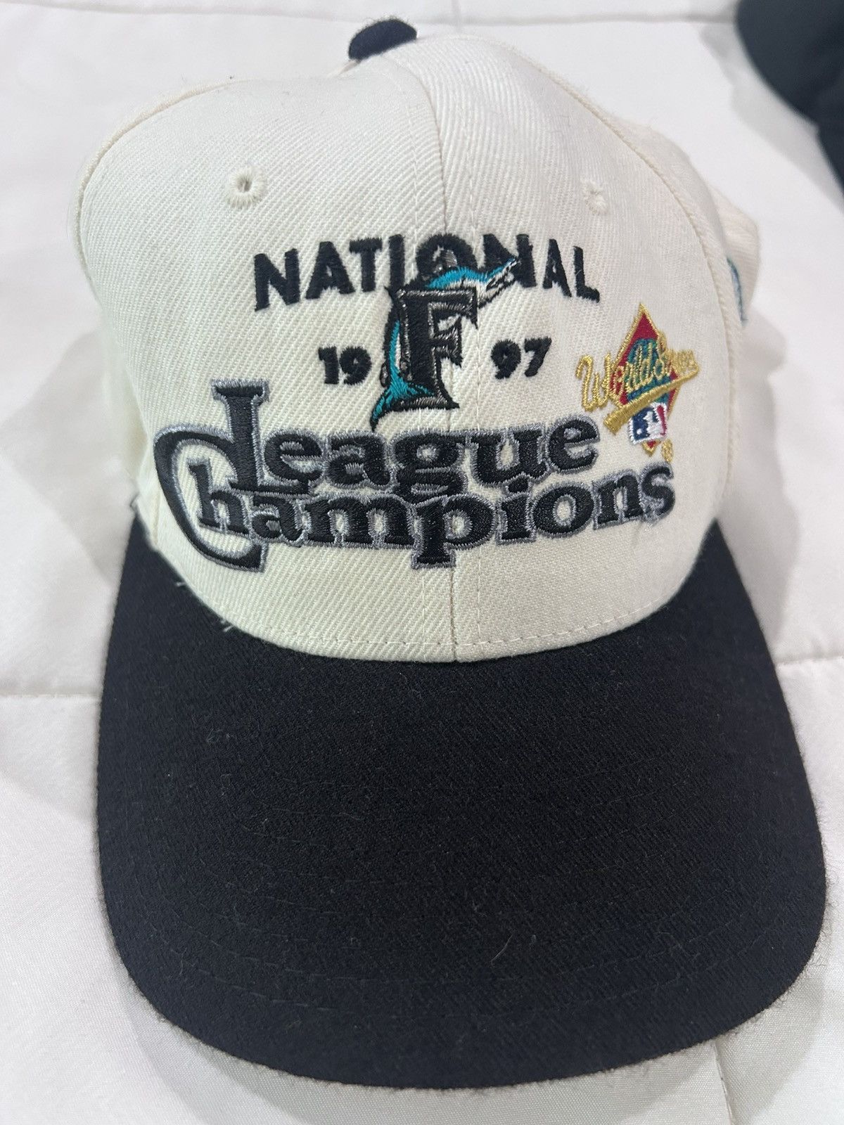 MLB × NFL × Vintage Vintage Miami Hat Package Size ONE SIZE - 5 Thumbnail