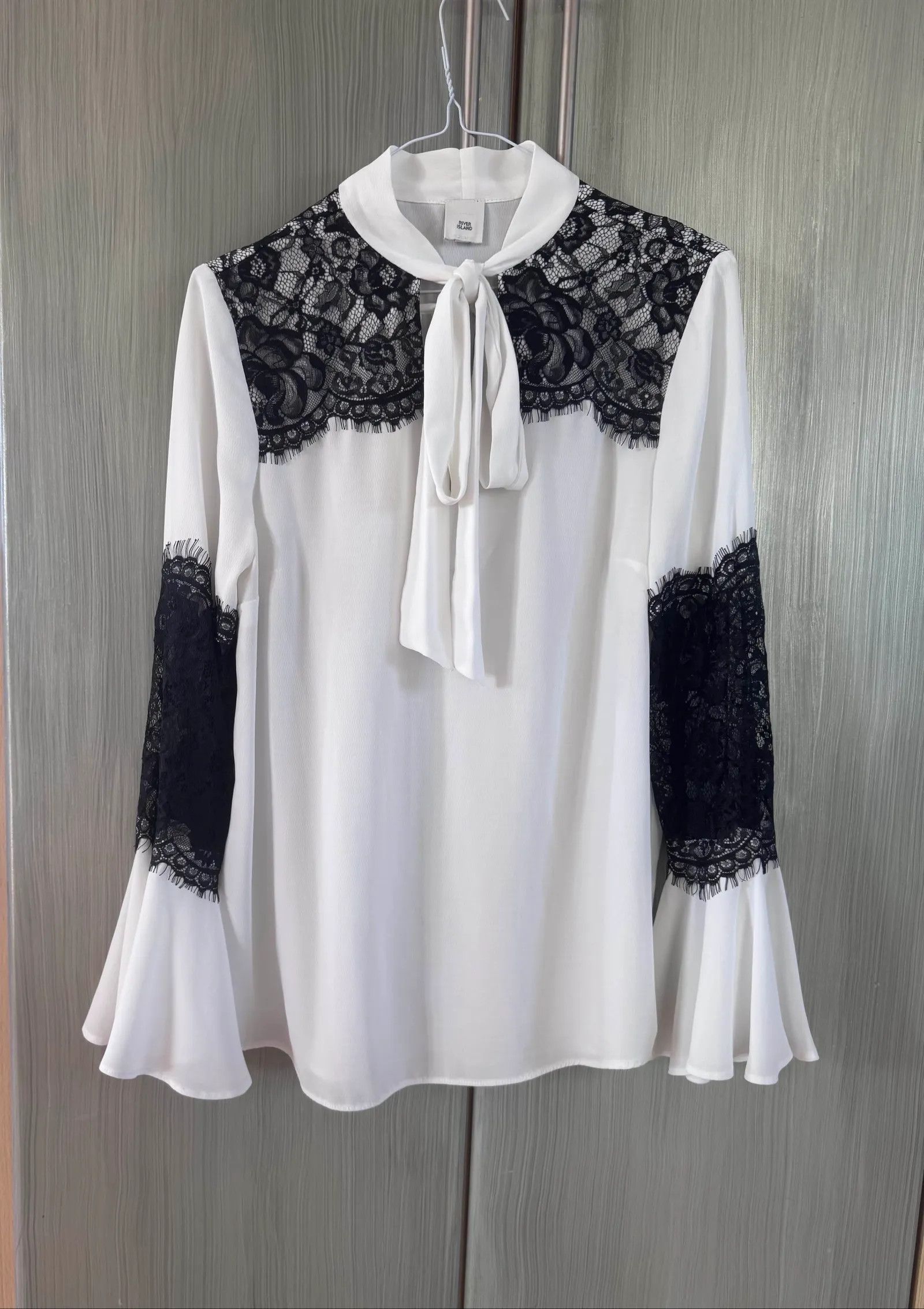 River Island River Island Vit blus med svart spets. Blouse Size S / US 4 / IT 40 - 1 Thumbnail