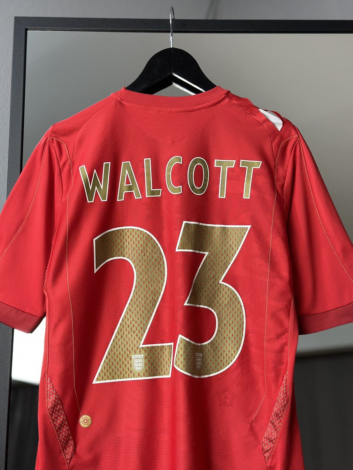 Umbro ENGLAND 2006 2008 AWAY FOOTBALL SHIRT SOCCER JERSEY WALCOTT Size US M / EU 48-50 / 2 - 12 Thumbnail