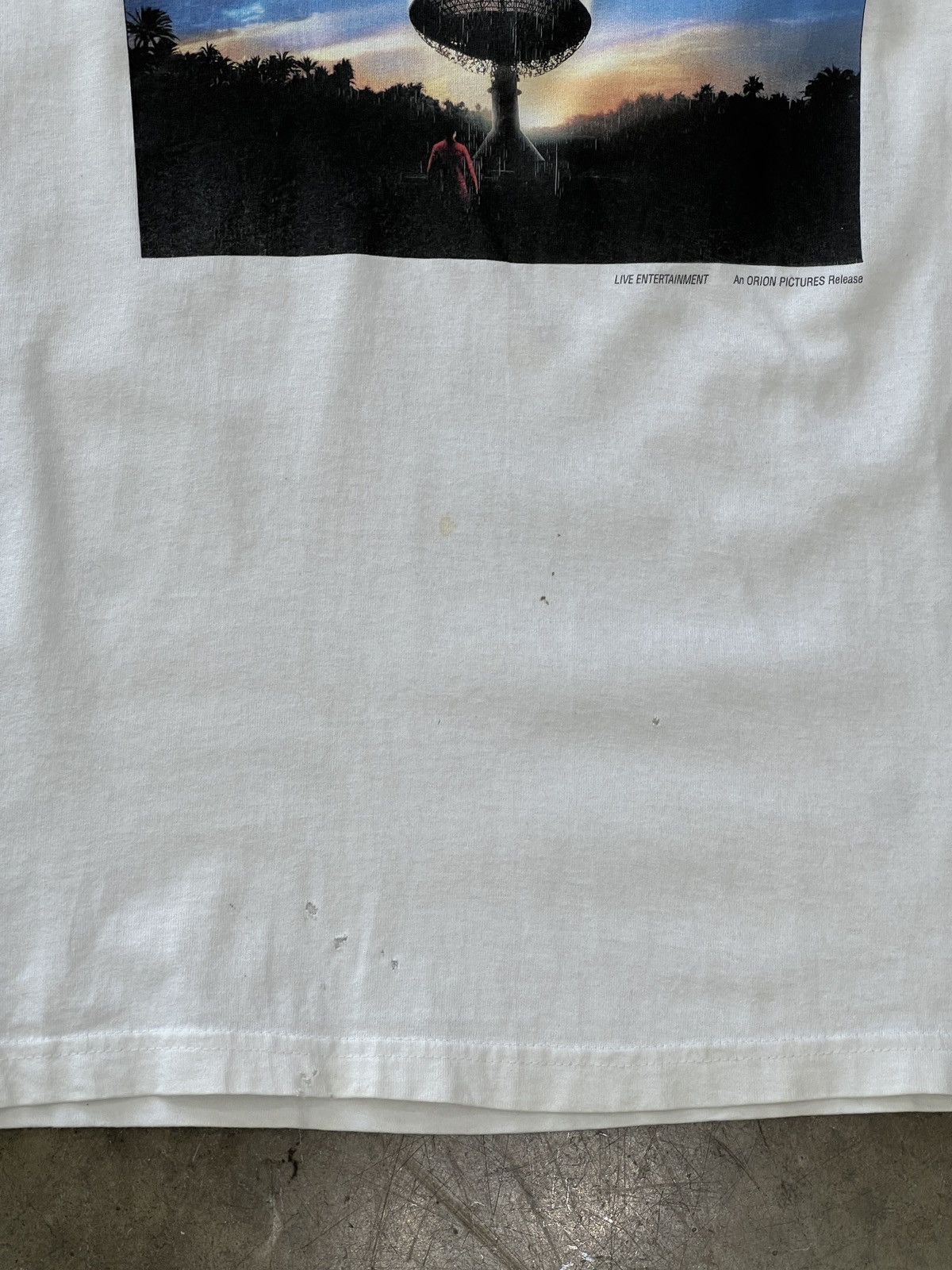 Vintage Vintage 1996 Charlie Sheen The Arrival Sci-fi Alien Tee XL Size US XL / EU 56 / 4 - 6 Thumbnail