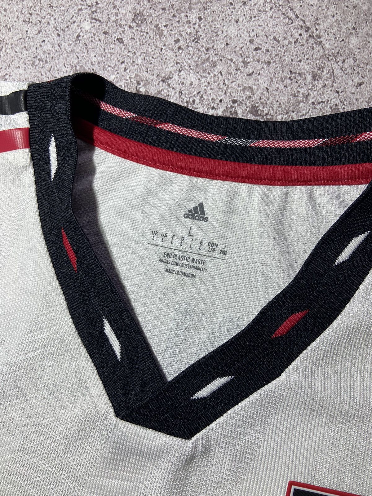 Adidas 💥Fernandes Manchester United 2022 Football Jersey T-shirt‼️ Size US L / EU 52-54 / 3 - 13 Thumbnail