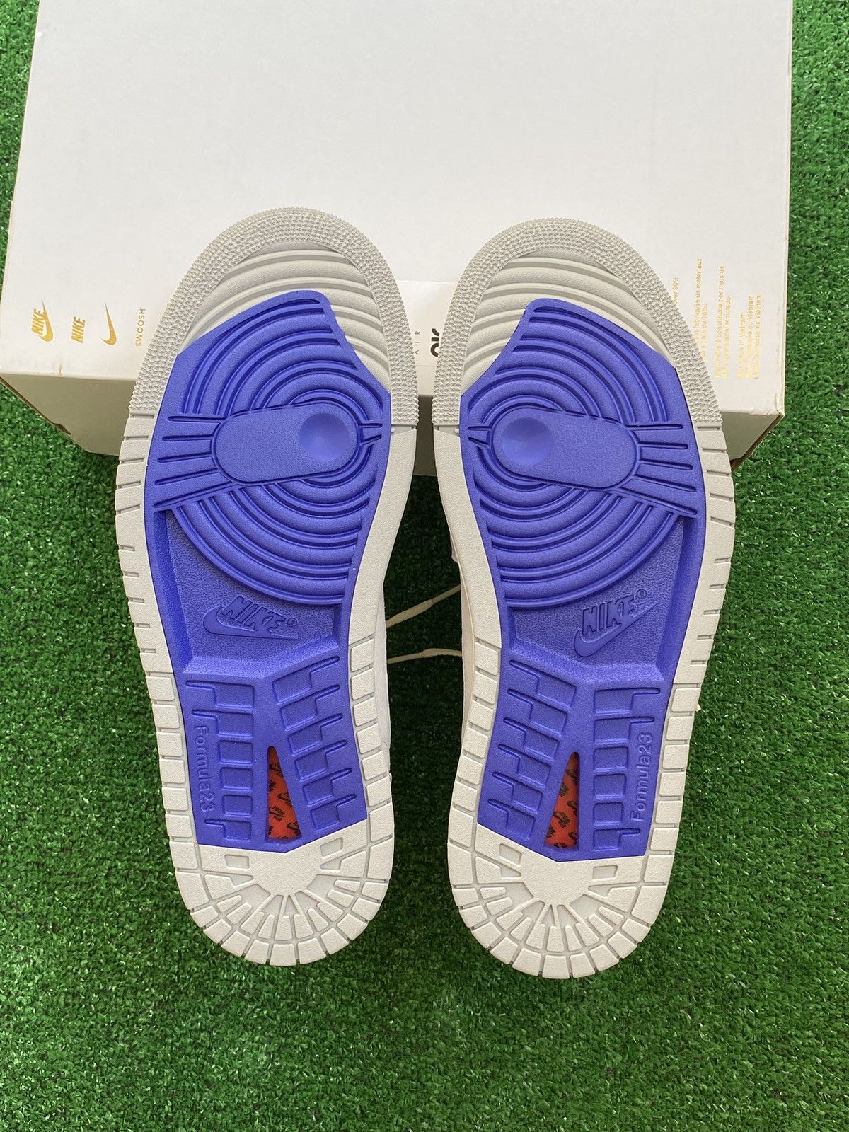 Nike WMNS Air Jordan 1 Mid Size US 10.5 / EU 43-44 - 5 Thumbnail