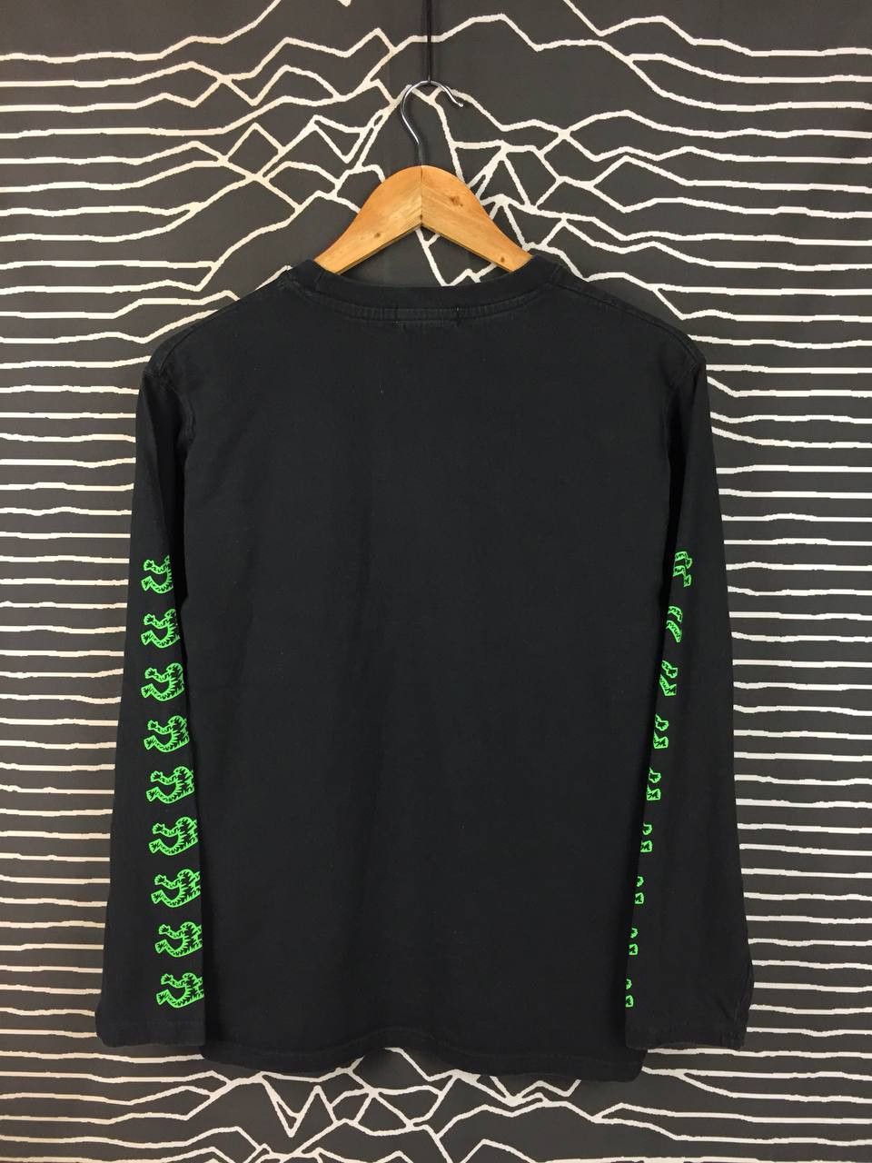 Airwalk Vtg Airwalk Skateboards Running Man Logo Long Sleeve Tee Size US S / EU 44-46 / 1 - 5 Thumbnail