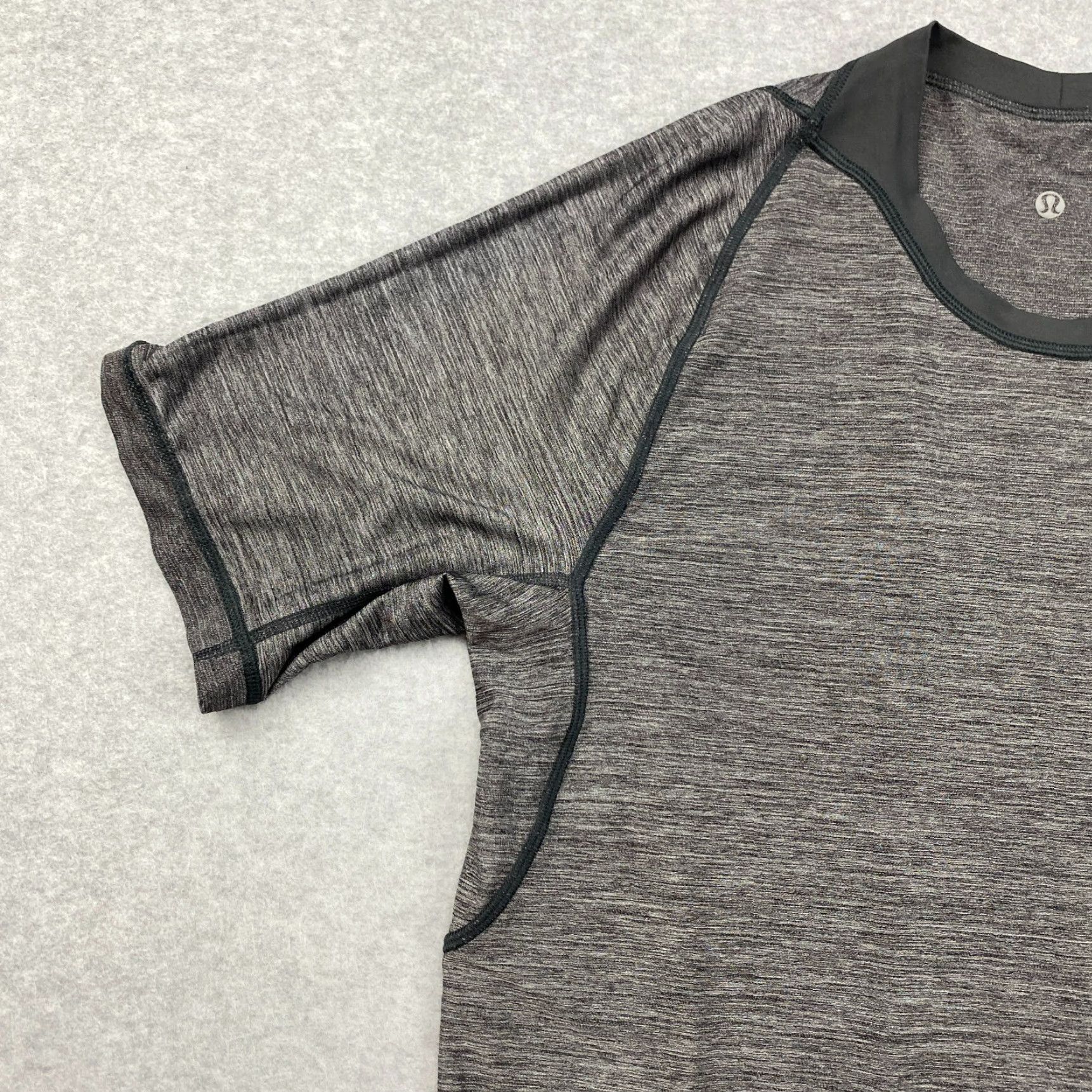 Lululemon Lululemon Reversible Shirt Mens Medium Black Heather Gray Short Sleeve Active Size US M / EU 48-50 / 2 - 4 Thumbnail