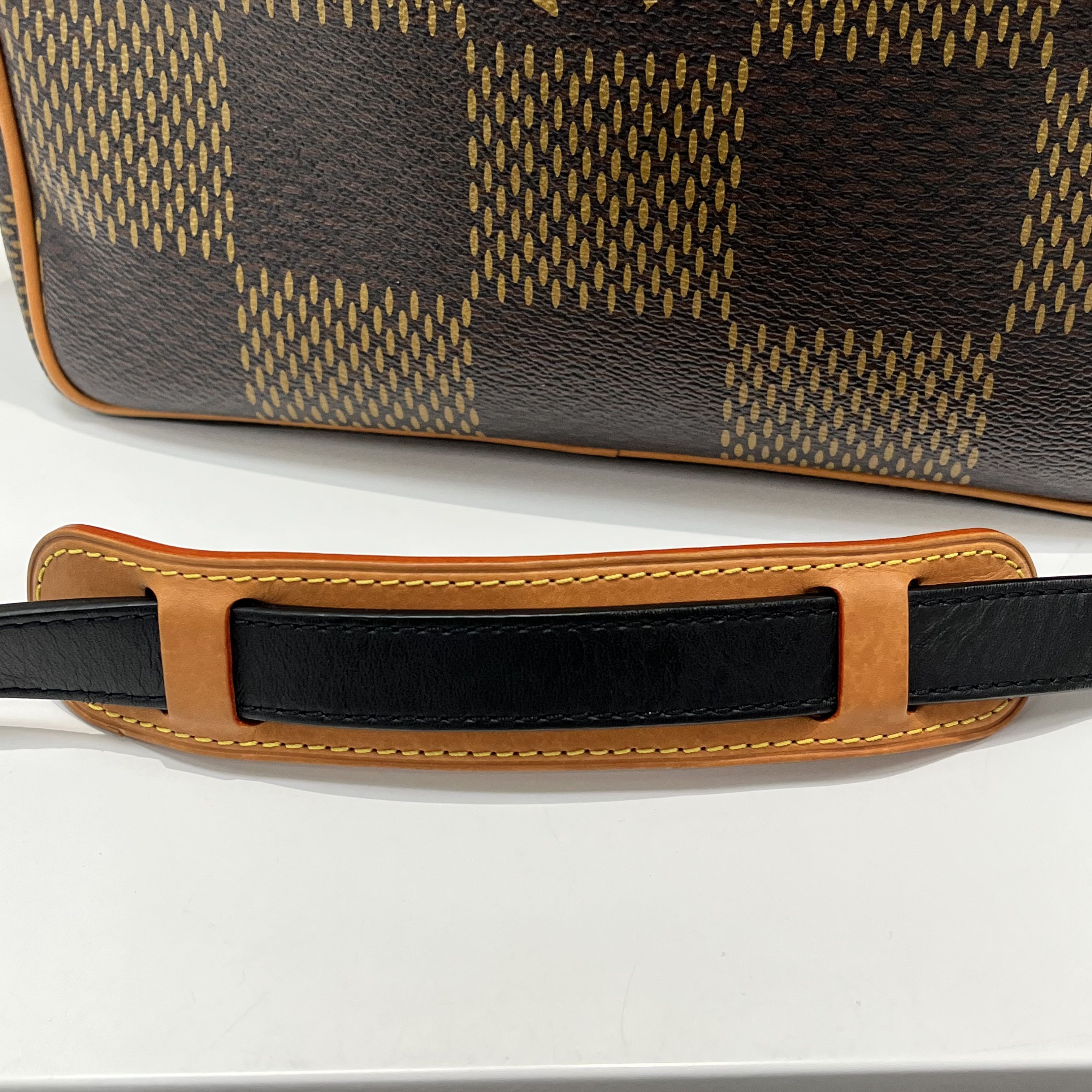 Louis Vuitton × Nigo × Virgil Abloh Louis Vuitton Virgil Abloh x Nigo Nil Messenger Giant Brown Size ONE SIZE - 22 Thumbnail