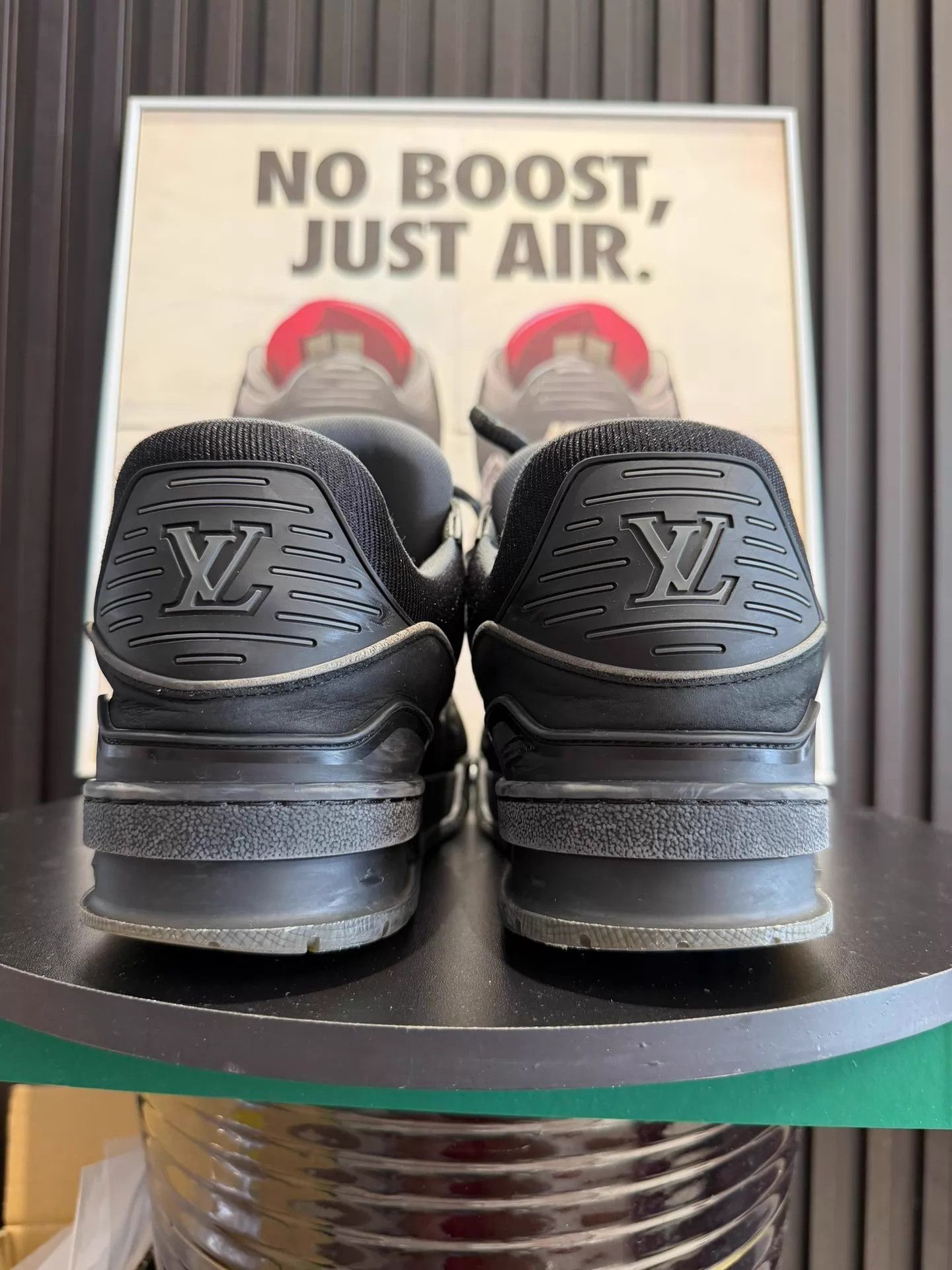 Louis Vuitton LOUIS VUITTON Men's Black Plain Lace-Up Trainer Size US 9 / EU 42 - 6 Thumbnail