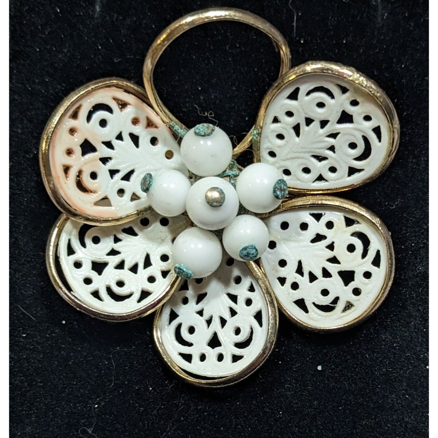 Other Vintage Floral Filigree White And Gold Tone Brooch Size ONE SIZE - 4 Thumbnail
