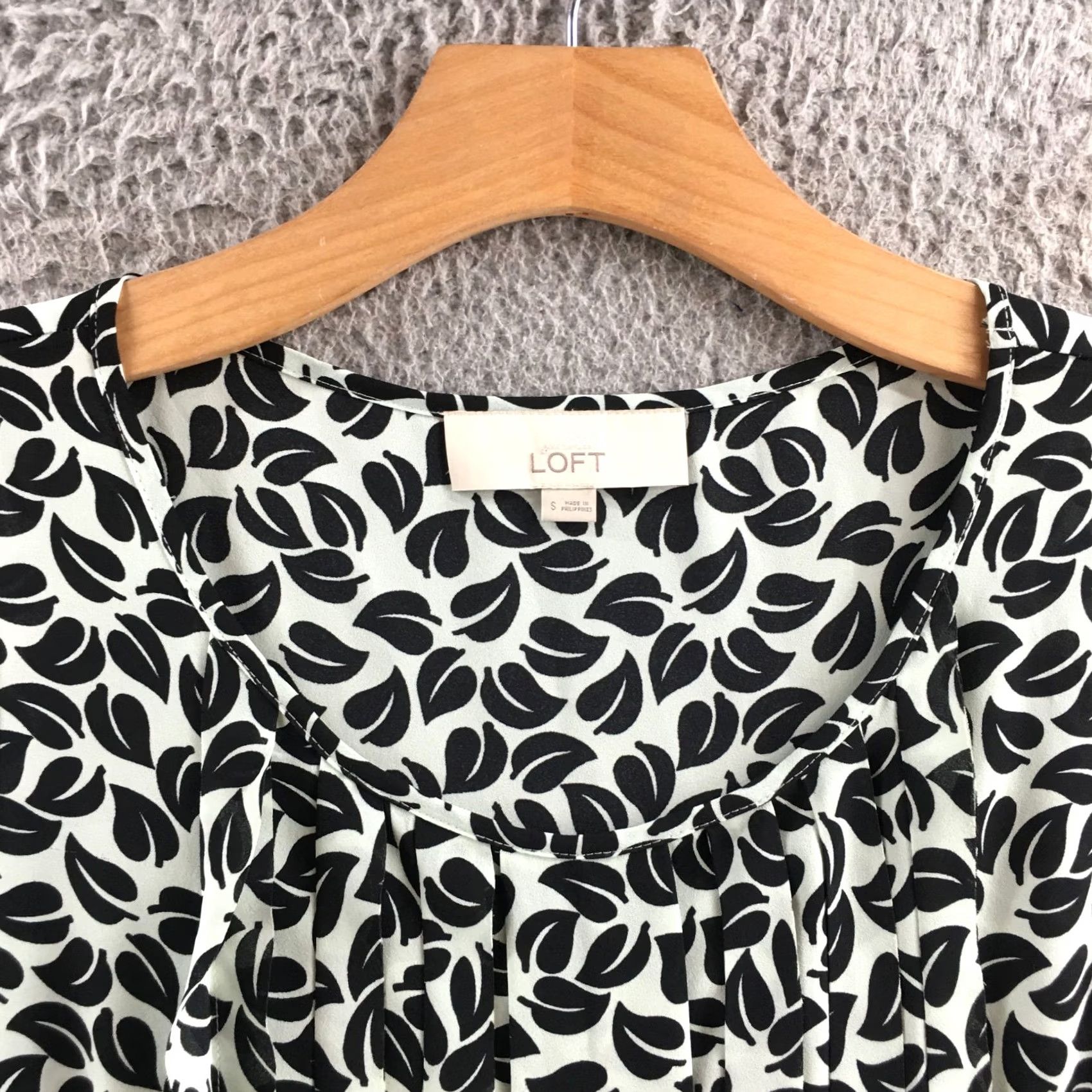 Ann Taylor Ann Taylor LOFT Blouse Womens Small Black Sleeveless Leaf Print Pleated Front Size S / US 4 / IT 40 - 3 Thumbnail