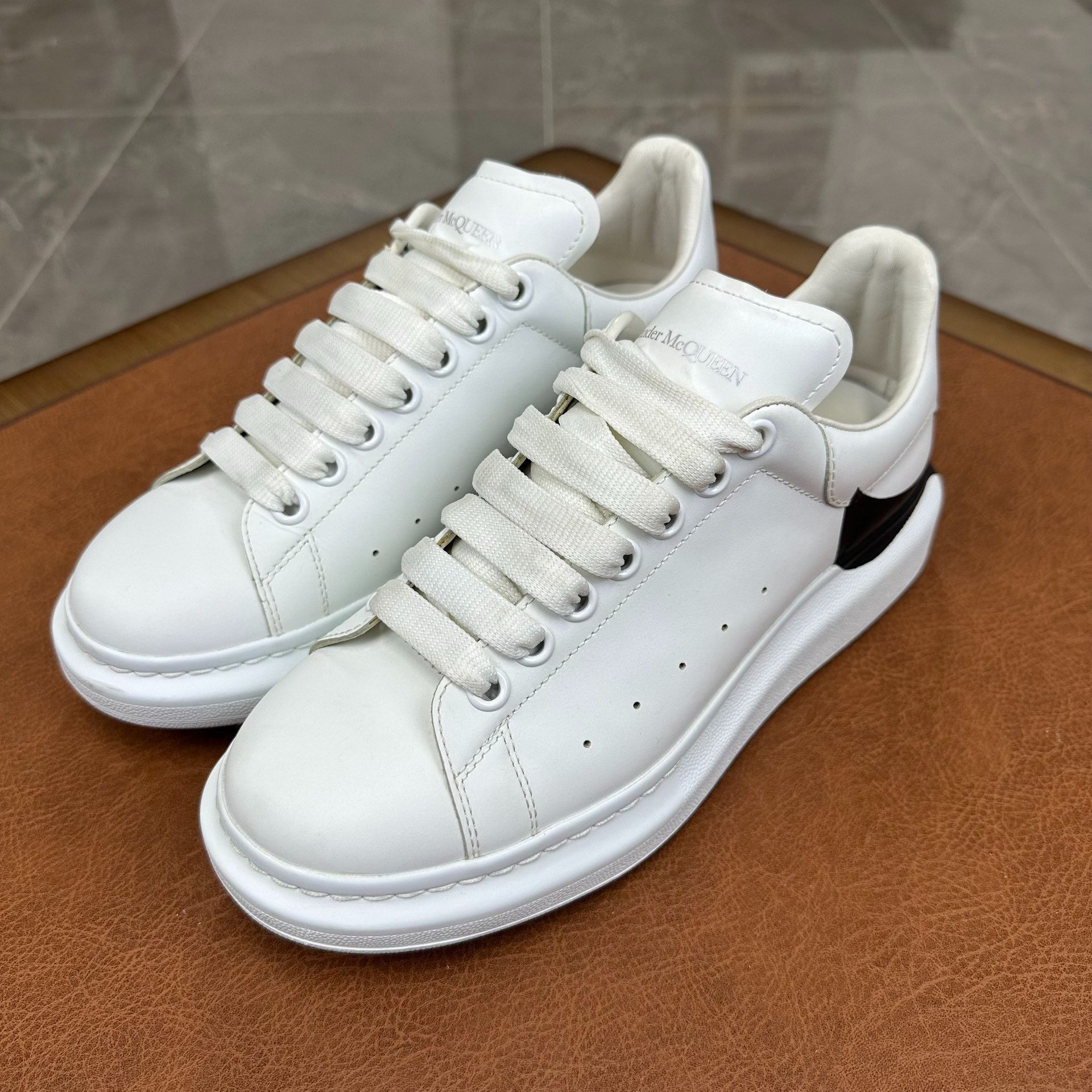 Alexander McQueen Alexander McQueen White Lowtop Sneakers 7 Men Size US 7 / EU 40 - 1 Thumbnail