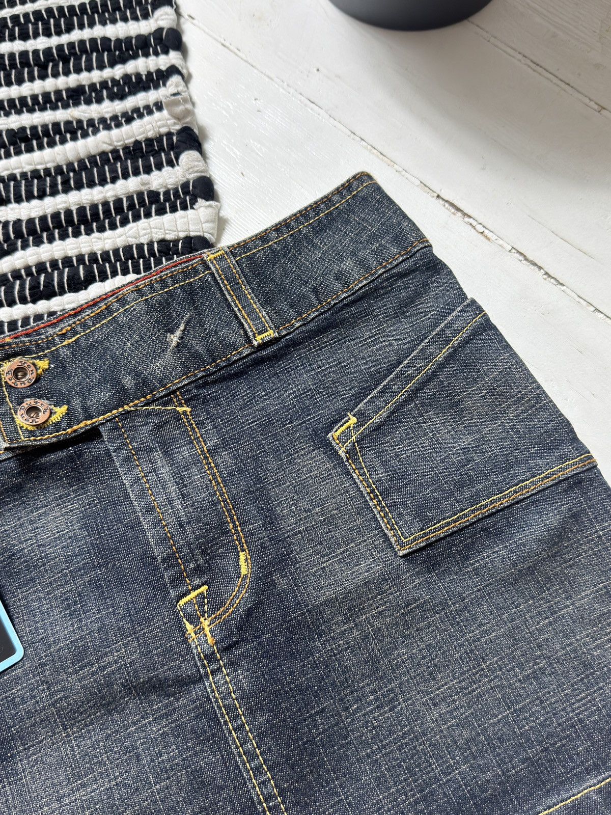 Von Dutch VINTAGE VON DUTCH 2000s MINI DENIM SKIRT Size 28" / US 6 / IT 42 - 4 Thumbnail