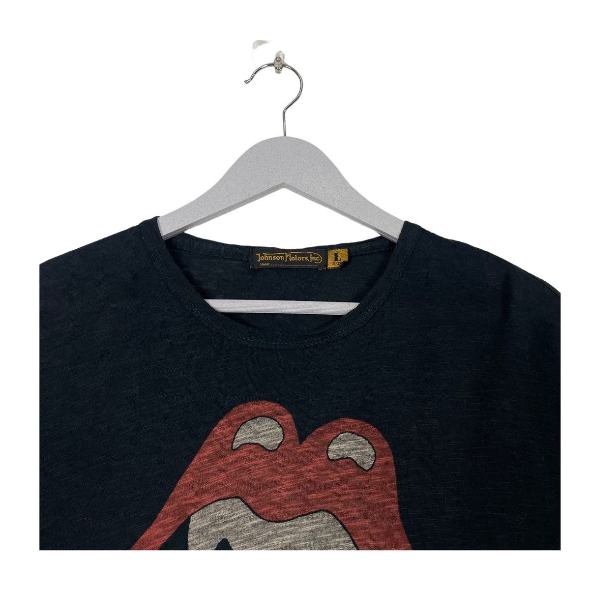 Johnson Motors × The Rolling Stones 💥JOHNSON MOTOR x ROLLING STONES LOGO TSHIRT Size US L / EU 52-54 / 3 - 4 Thumbnail