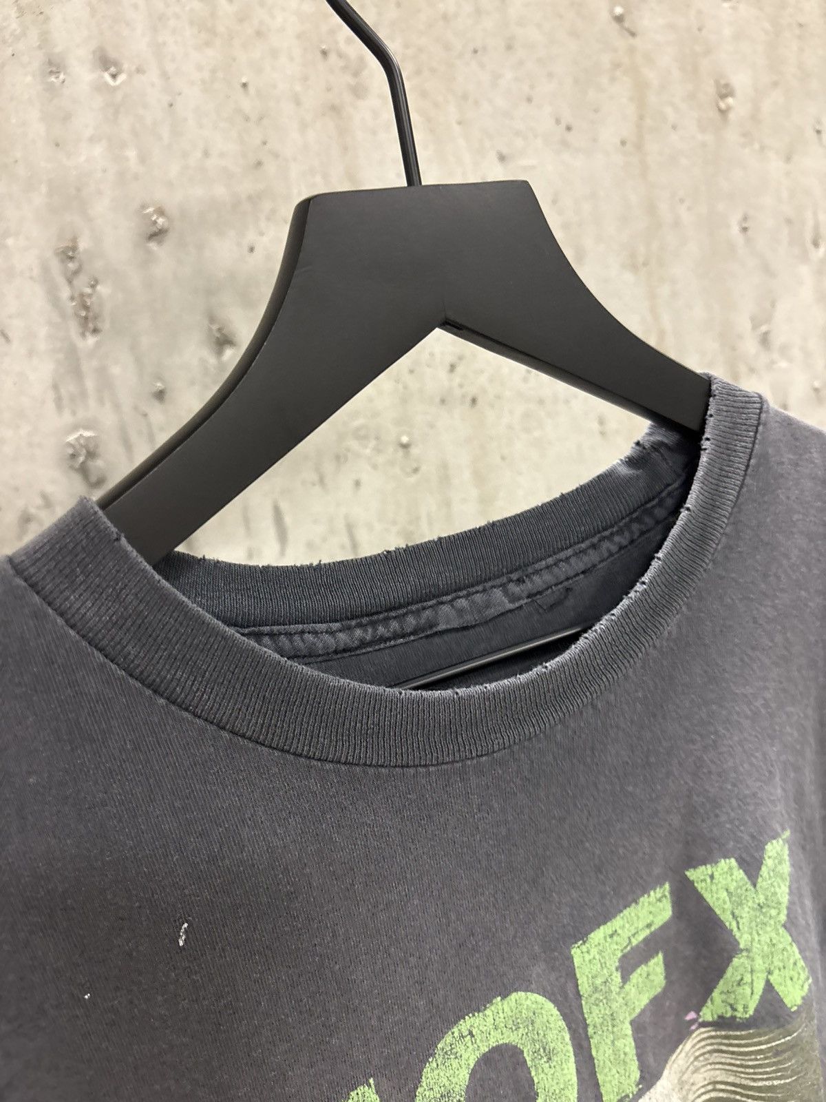 Band Tees Vintage NOFX Never Trust Shirt Thrashed Faded Distressed Size US XL / EU 56 / 4 - 7 Thumbnail