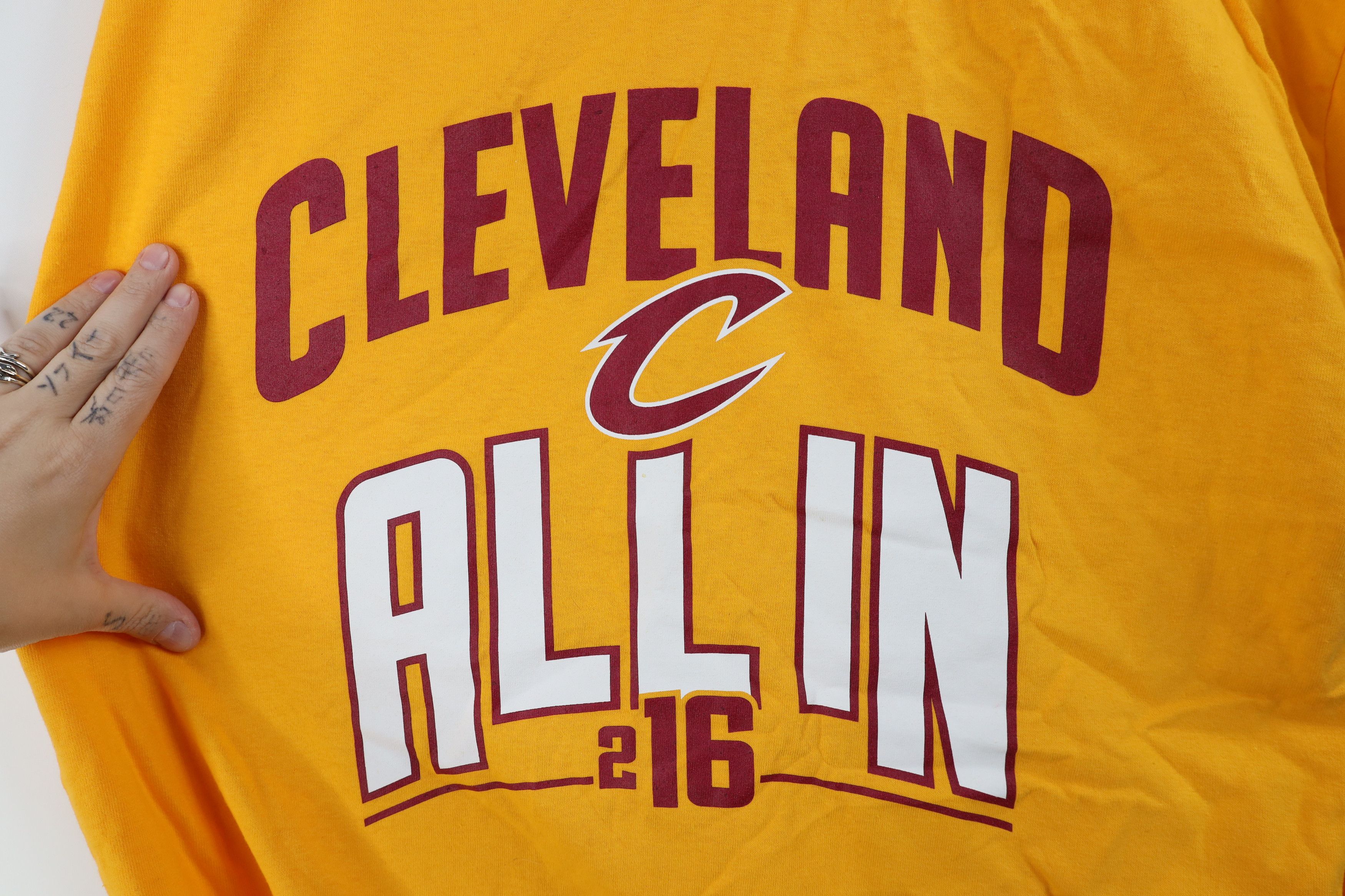 Vintage Y2K 2016 Cavaliers Basketball NBA Champions T-Shirt Yellow Size US XL / EU 56 / 4 - 5 Thumbnail