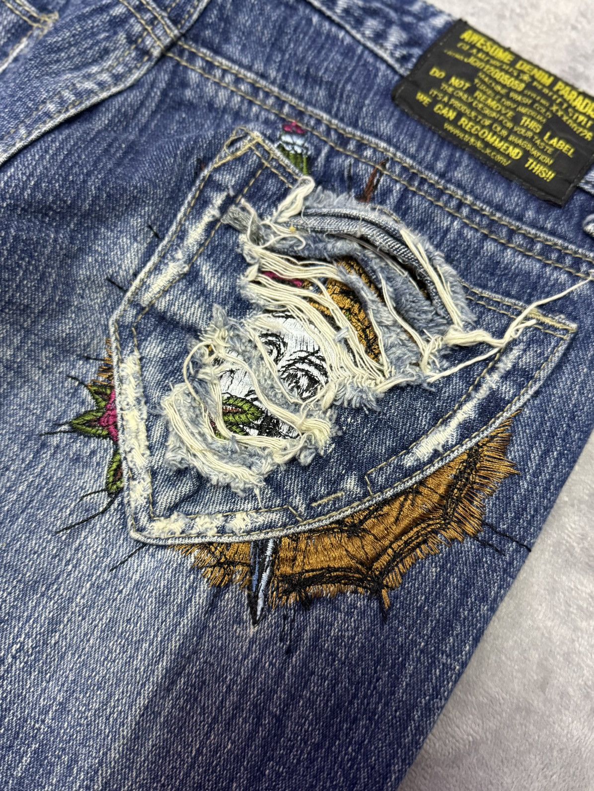 Japanese Brand Awesome Denim Paradise Distressed Embroidered Flare Jeans Size 28" / US 6 / IT 42 - 16 Thumbnail