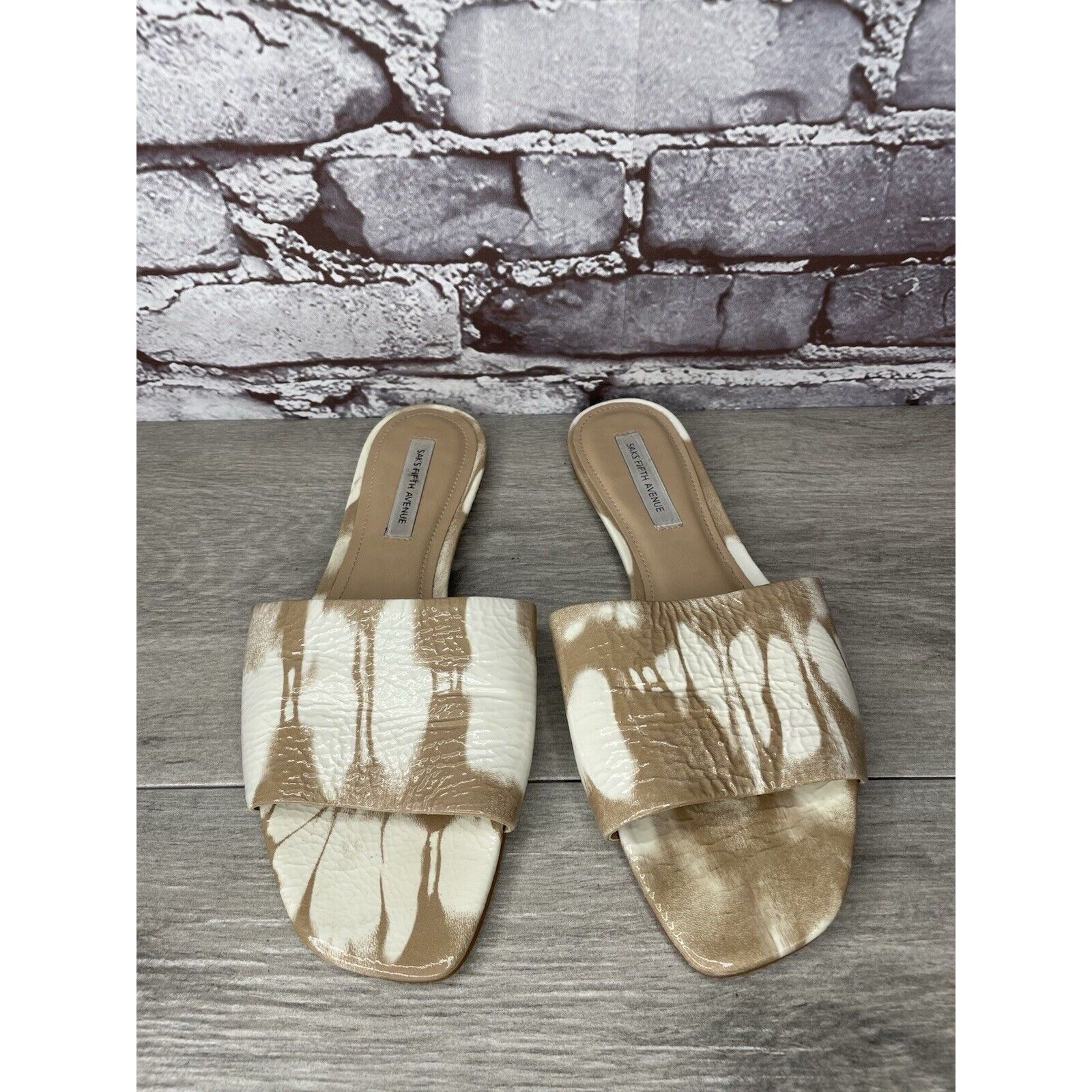 Saks Fifth Avenue Saks Fifth Avenue White Tan Patent Leather Slides Open Toe F Size US 9 / IT 39 - 2 Thumbnail