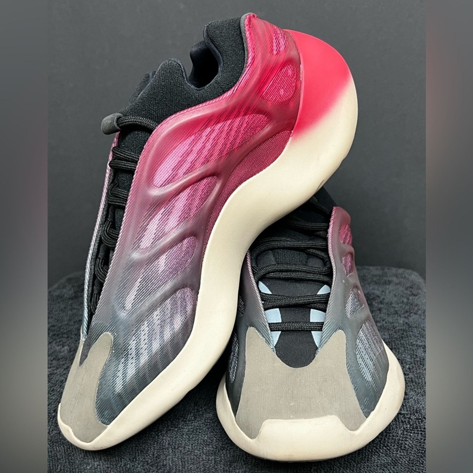 Adidas adidas Yeezy 700 V3 Fade Carbon 2022 WORN ONCE AUTHENTIC Size US 9.5 / EU 42-43 - 4 Thumbnail
