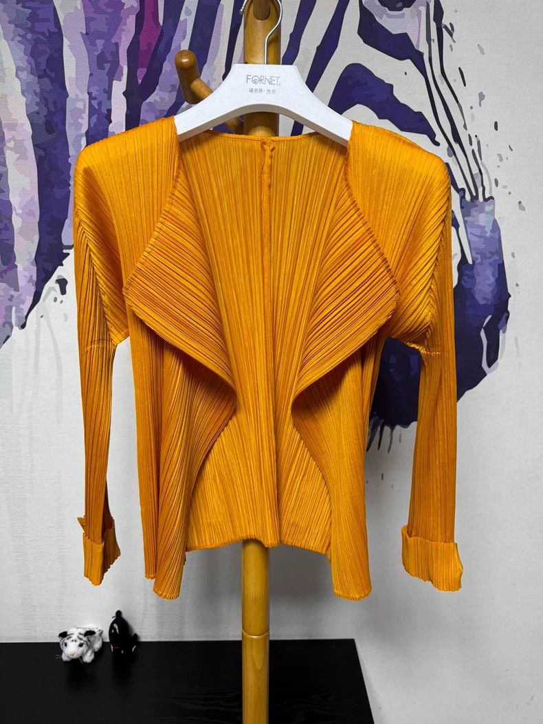 Issey Miyake Issey Miyake size:3 Pumpkin-colored pleated cardigan Size XS / US 0-2 / IT 36-38 - 1 Thumbnail