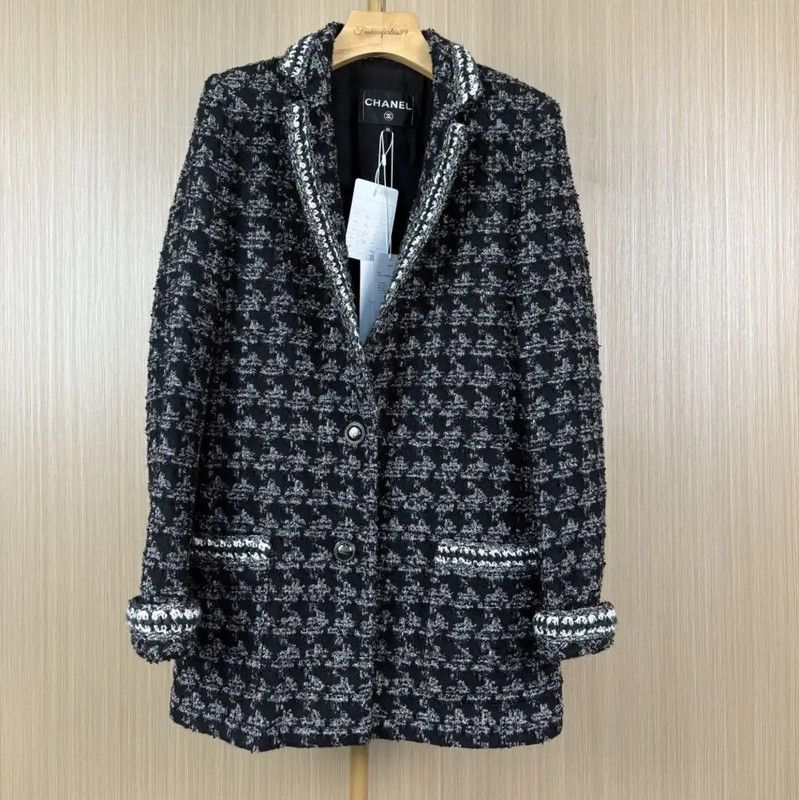 Chanel Chanel Black Wool Cardigan for Women 0089 Size M / US 6-8 / IT 42-44 - 1 Thumbnail