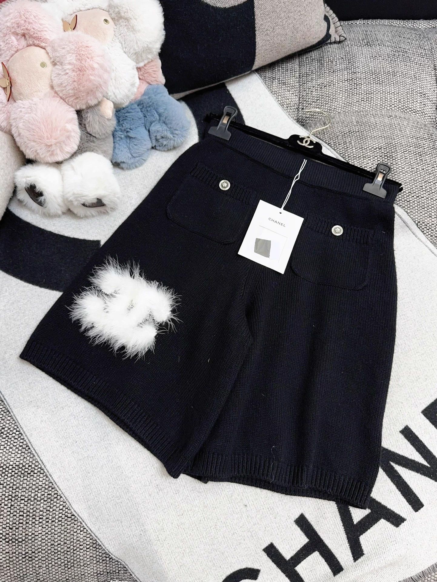 Chanel Chanel 23K Black Feather C Logo Knit Shorts 36 NWT Size 26" / US 2 / IT 38 - 3 Thumbnail