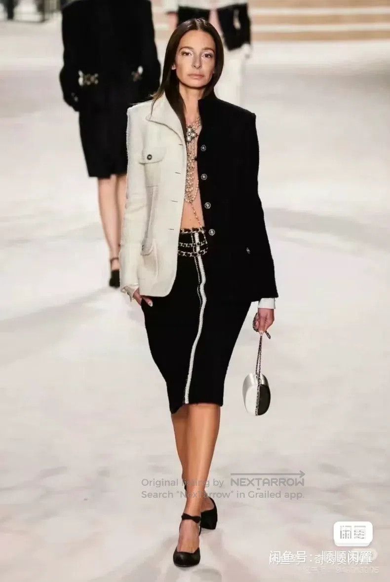 Chanel Chanel Black and white colour-blocked coat Size S / US 4 / IT 40 - 6 Thumbnail