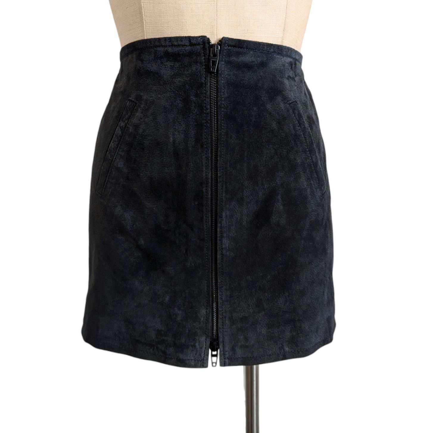 BLANKNYC BLANK NYC Blanknyc 100% Leather Suede Black Skirt 25 XS Size 25" / US 0 / IT 36 - 1 Thumbnail