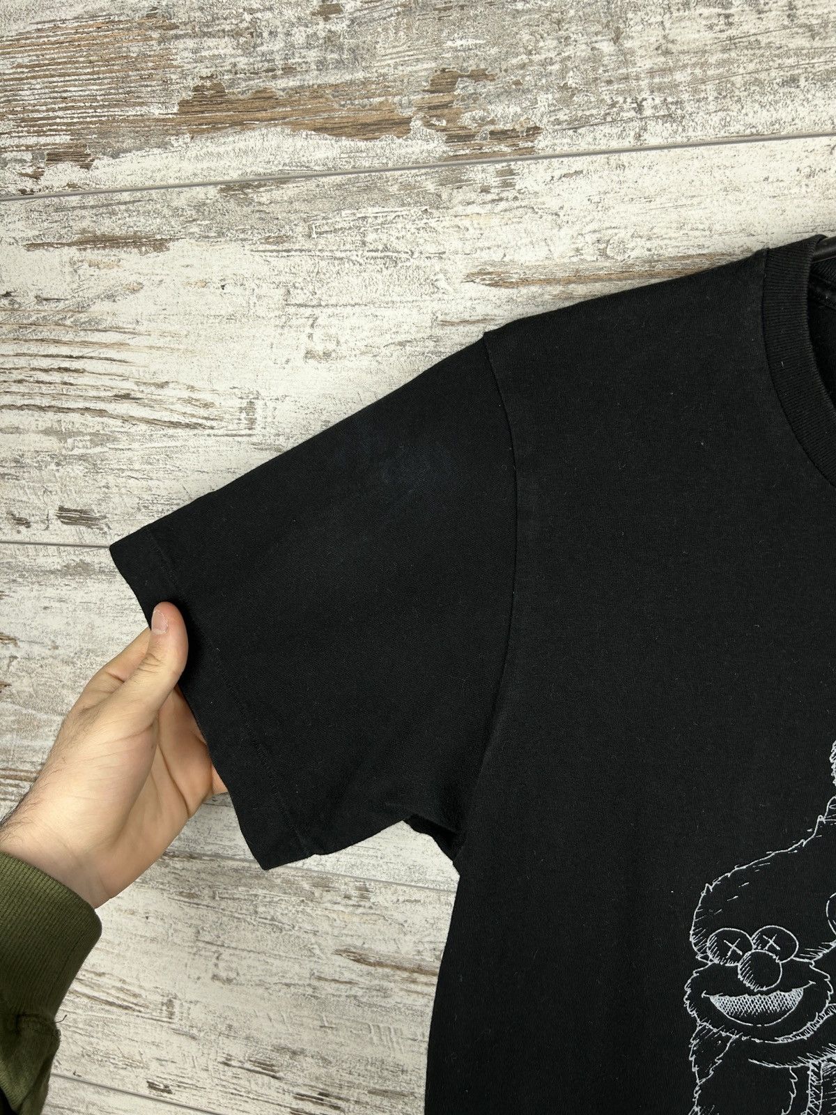 Japanese Brand × Kaws × Uniqlo Mens Vintage Uniqlo Kaws T-shirt tee art Japanese y2k rare Size US M / EU 48-50 / 2 - 2 Thumbnail