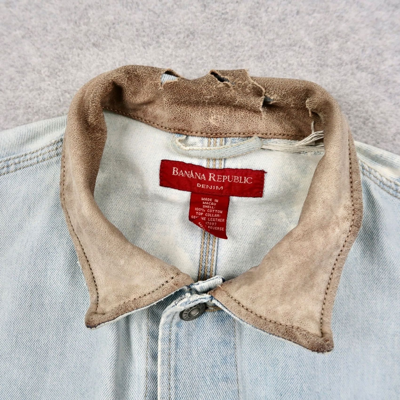 Banana Republic VINTAGE Banana Republic Denim Trucker Jacket Men M Light Wash Button Collared Pocketed Military Jacket 90s Style Mens Size US M / EU 48-50 / 2 - 4 Thumbnail